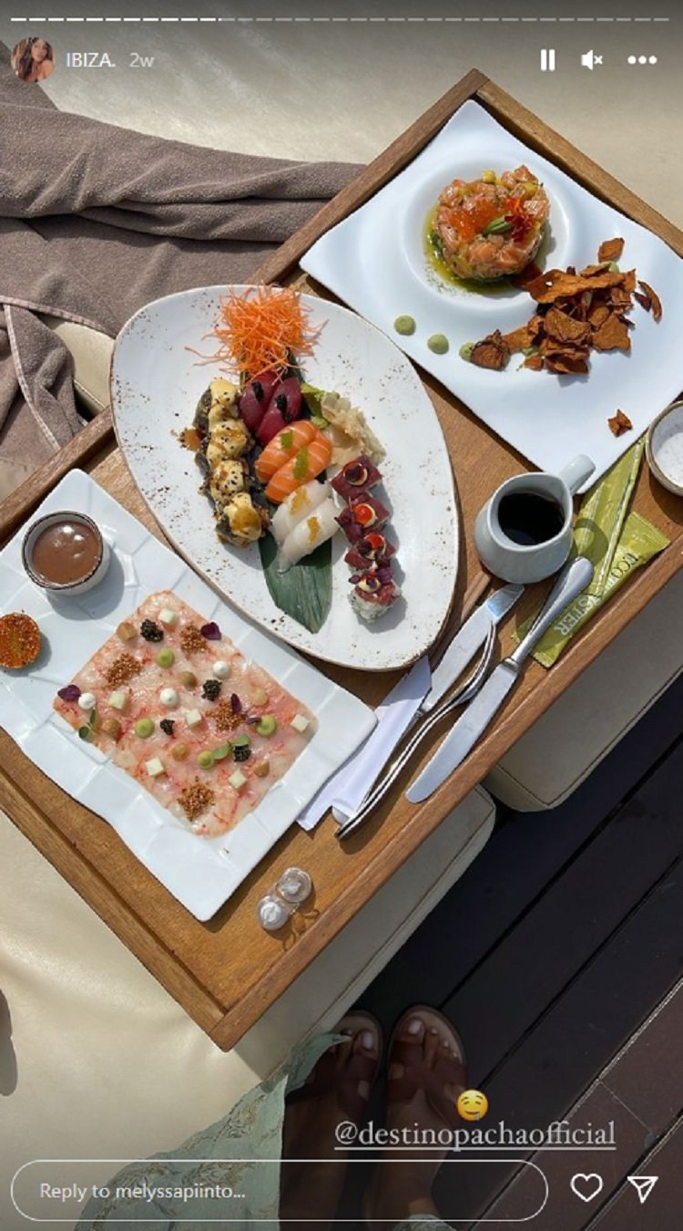 Melyssa Pinto comiendo sushi en Ibiza