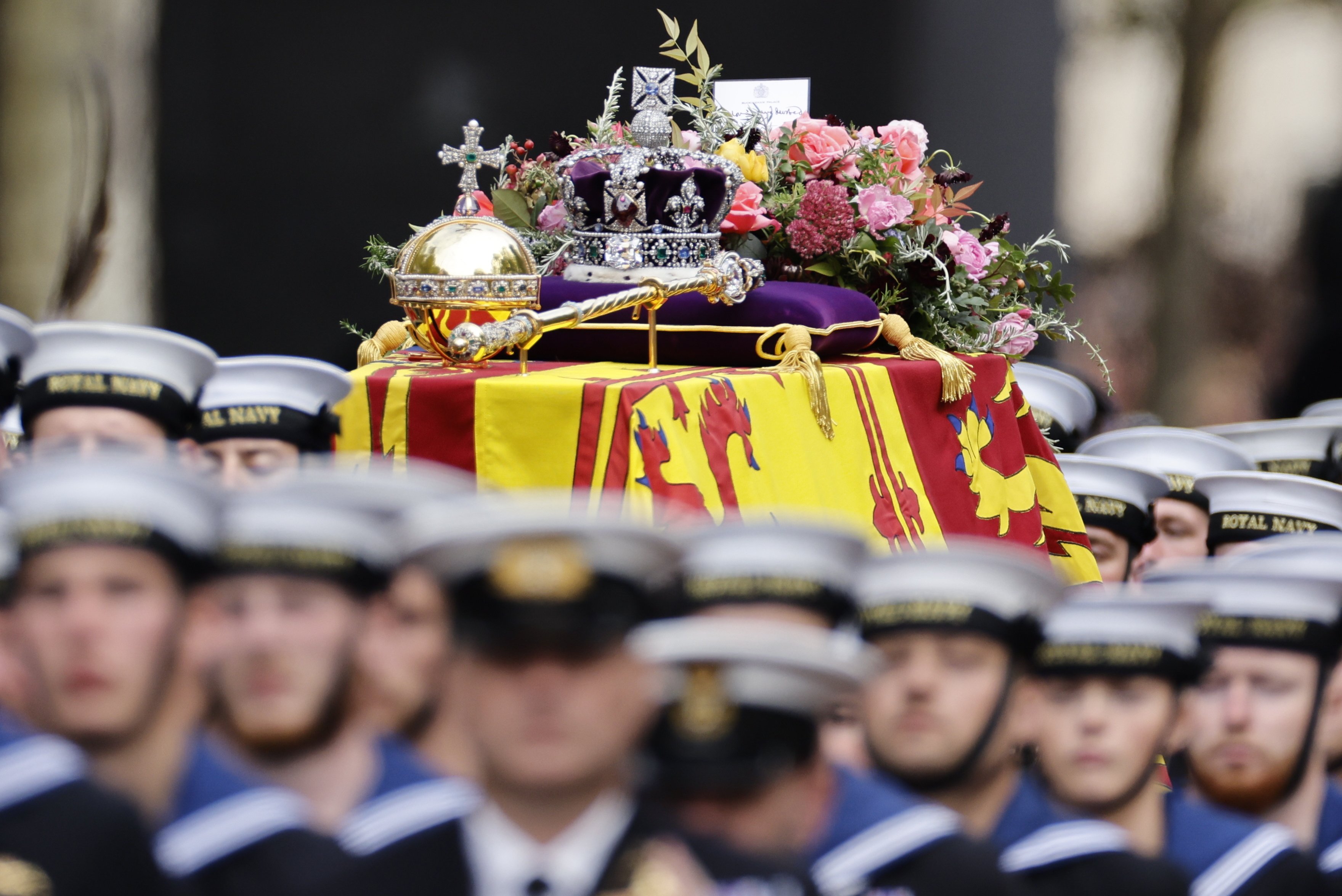Militars llevan|traen feretre reina Elisabet II / Foto: Tolga Akmen/Efe Militars llevan|traen feretre reina Elisabet II / Foto: Tolga Akmen/Efe