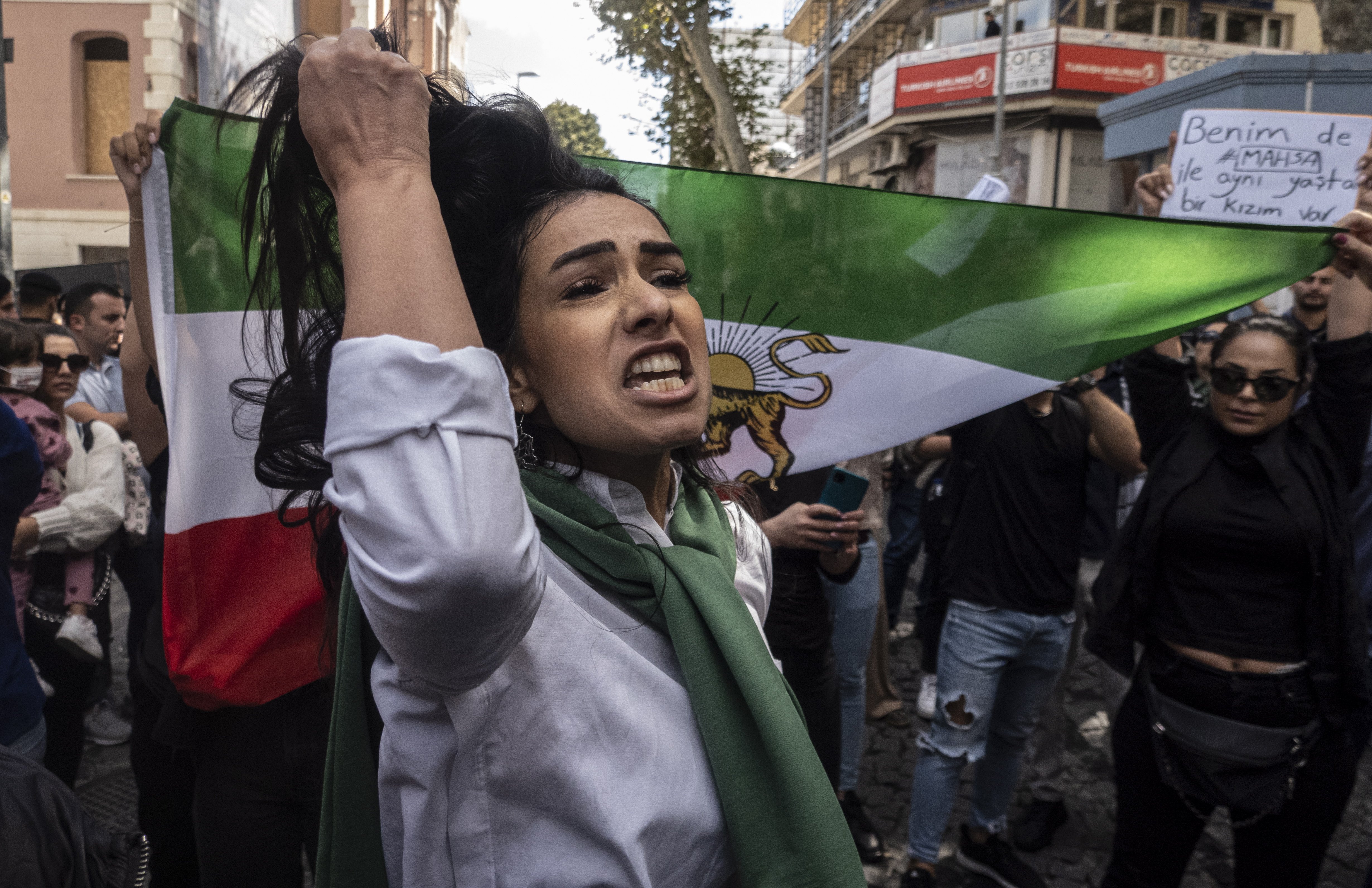 Dona agafa cabell manifestants agafan bandera Irani consulat mort Mahsa Amini Istambul Turquia / Foto: Erdem Sahin/Efe