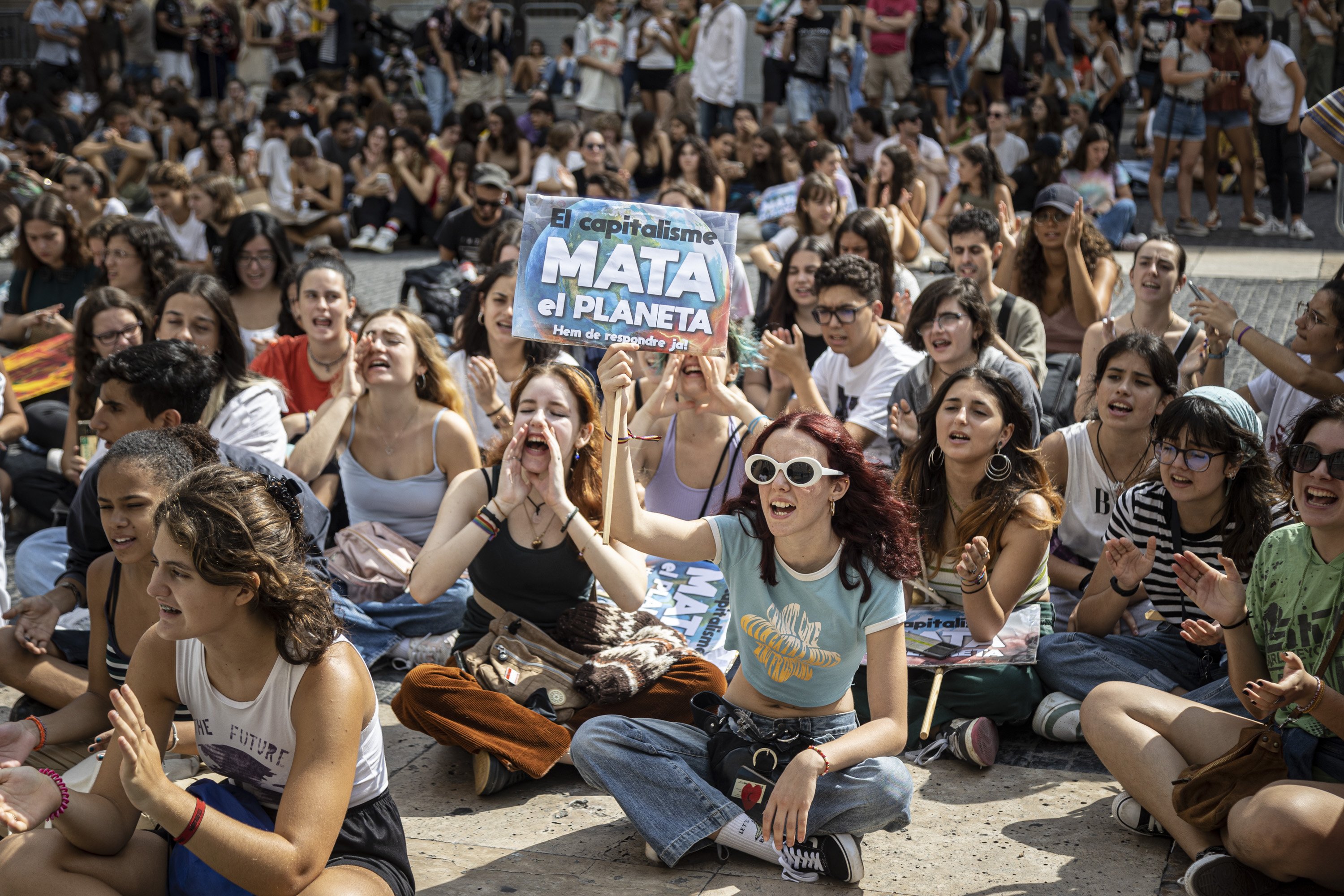 Centenares de estudiantes luchan contra el cambio climático en una manifestación en Barcelona