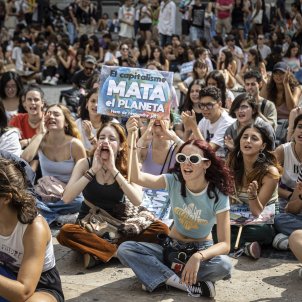 Centenars d'estudiants lluiten contra el canvi climàtic en una manifestació a Barcelona