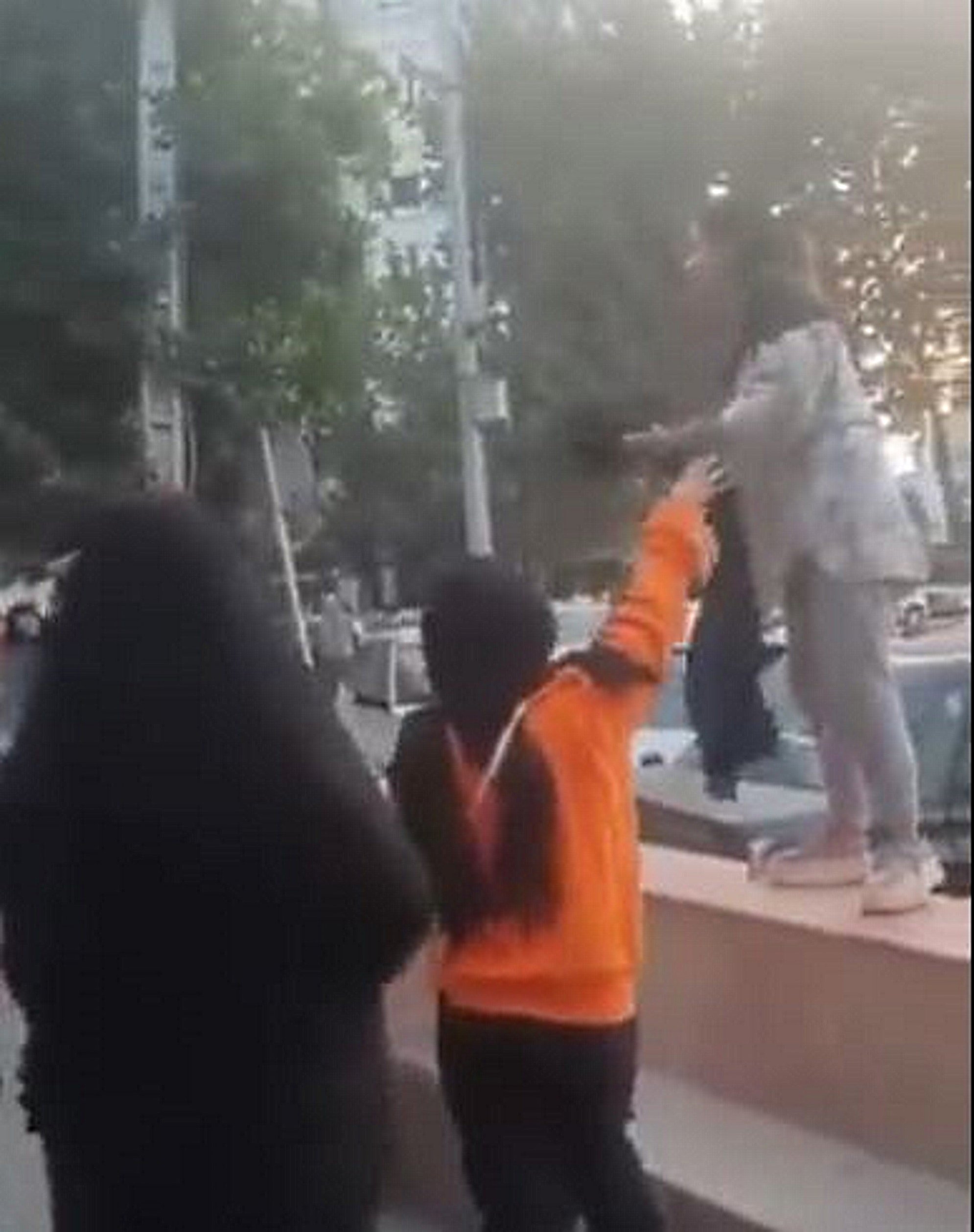 Iranianes conservadores increpen una jove per treure's el vel islàmic | VÍDEO