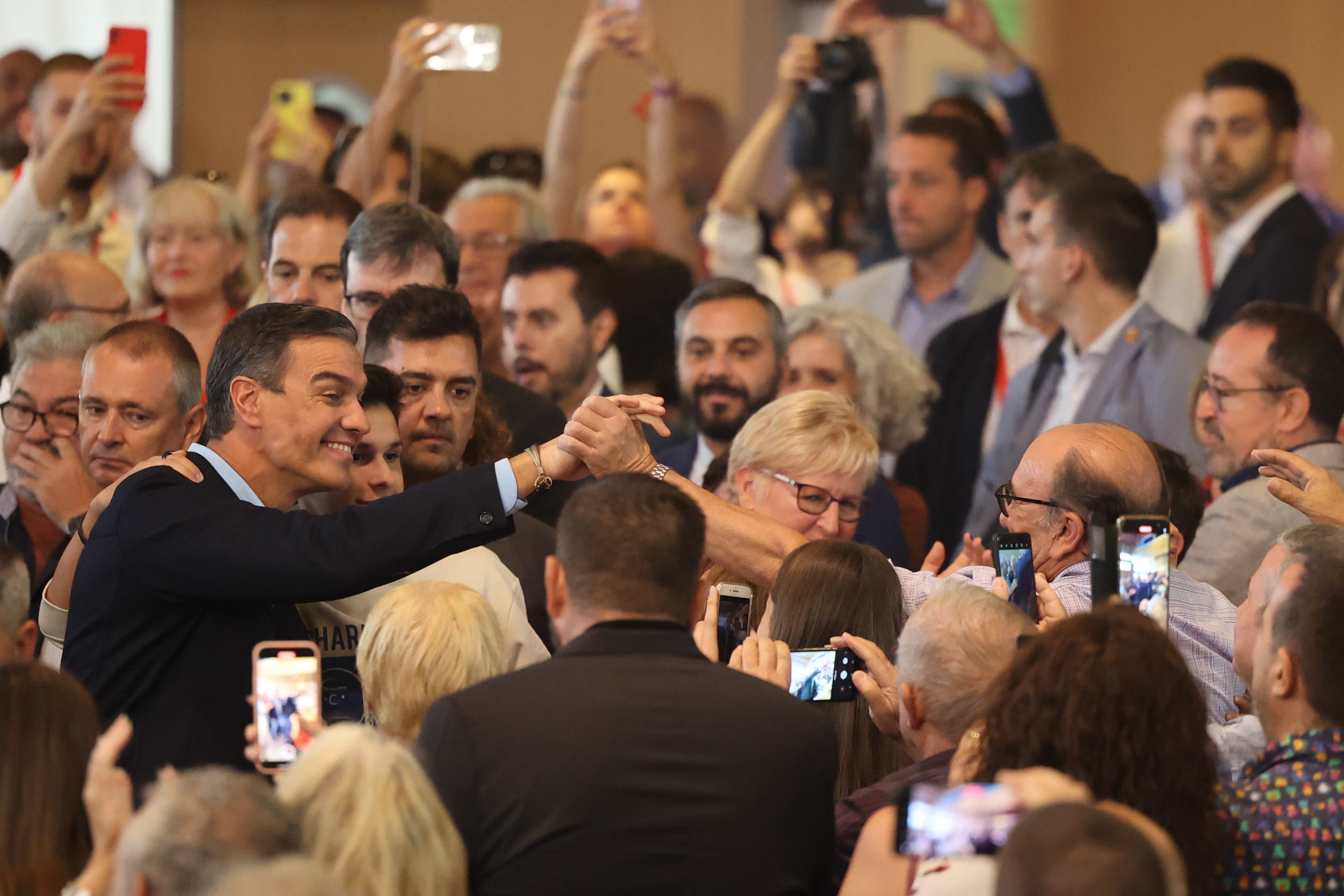 Pedro Sánchez convierte la Fiesta de la Rosa de Gavà en un acto de su precampaña