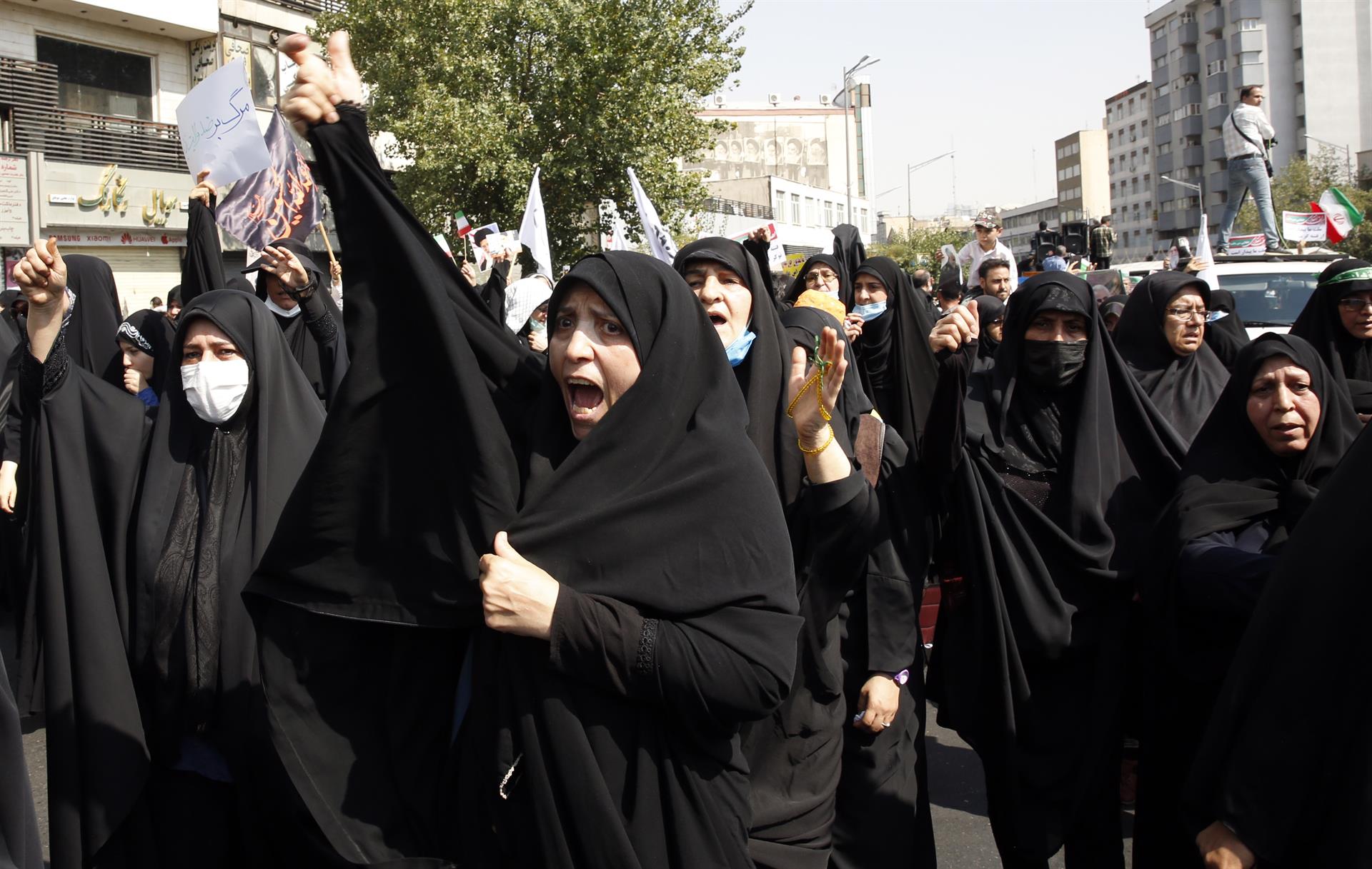 El règim iranià aprofita el divendres per fer contramanifestacions: totes les dones amb vel islàmic