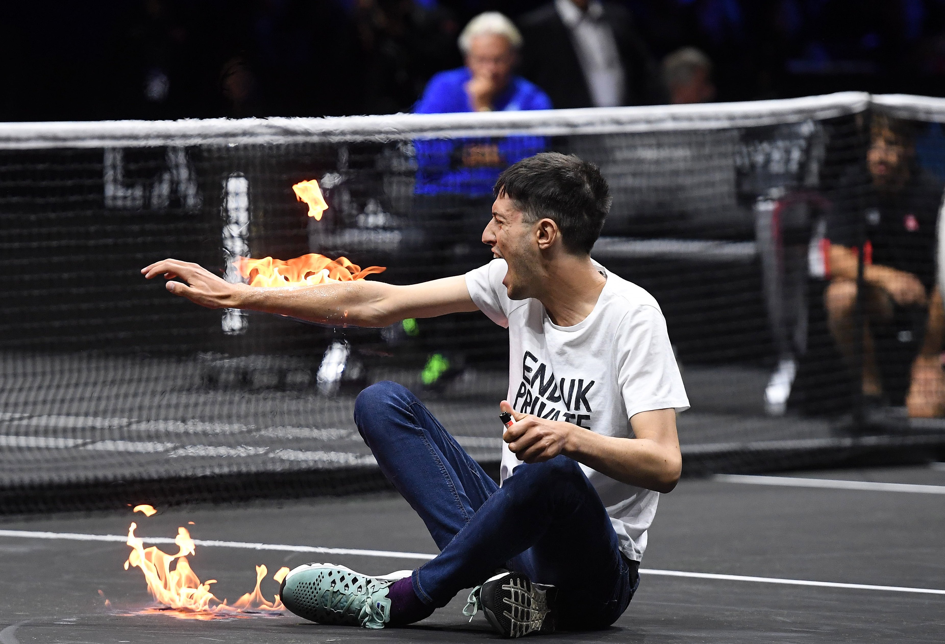 Un activista se prende fuego en el brazo en medio de la Laver Cup