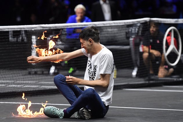 activista se prende fuego Laver Cup / Foto: Andy Rain - EFE activista se prende fuego Laver Cup / Foto: Andy Rain - EFE