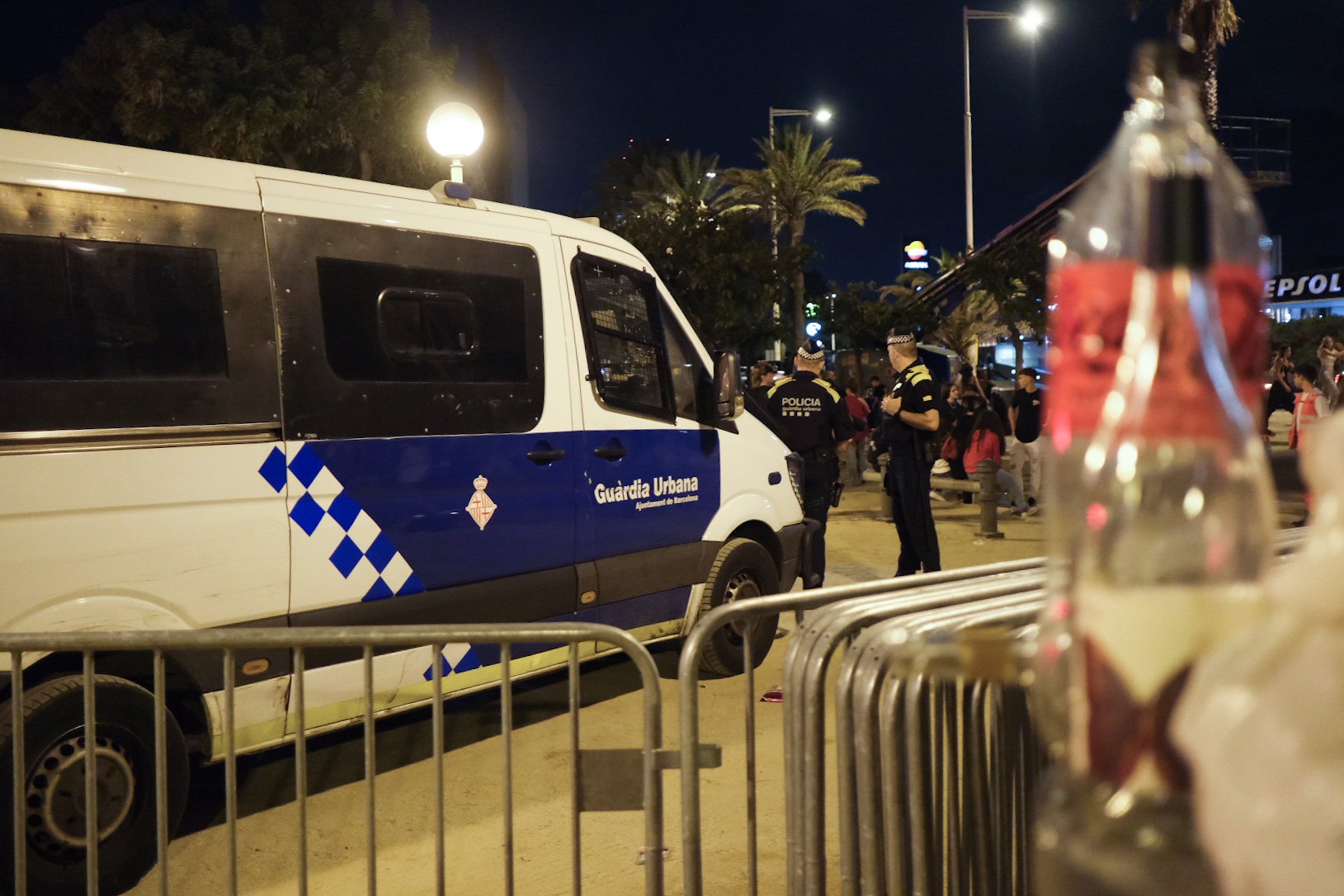 Un muerto por apuñalamiento, saqueos y disturbios en la segunda noche de la Mercè de Barcelona | VÍDEO