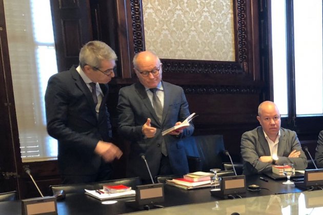 Bayona i Muro Mesa Parlament / Nicolas Tomas
