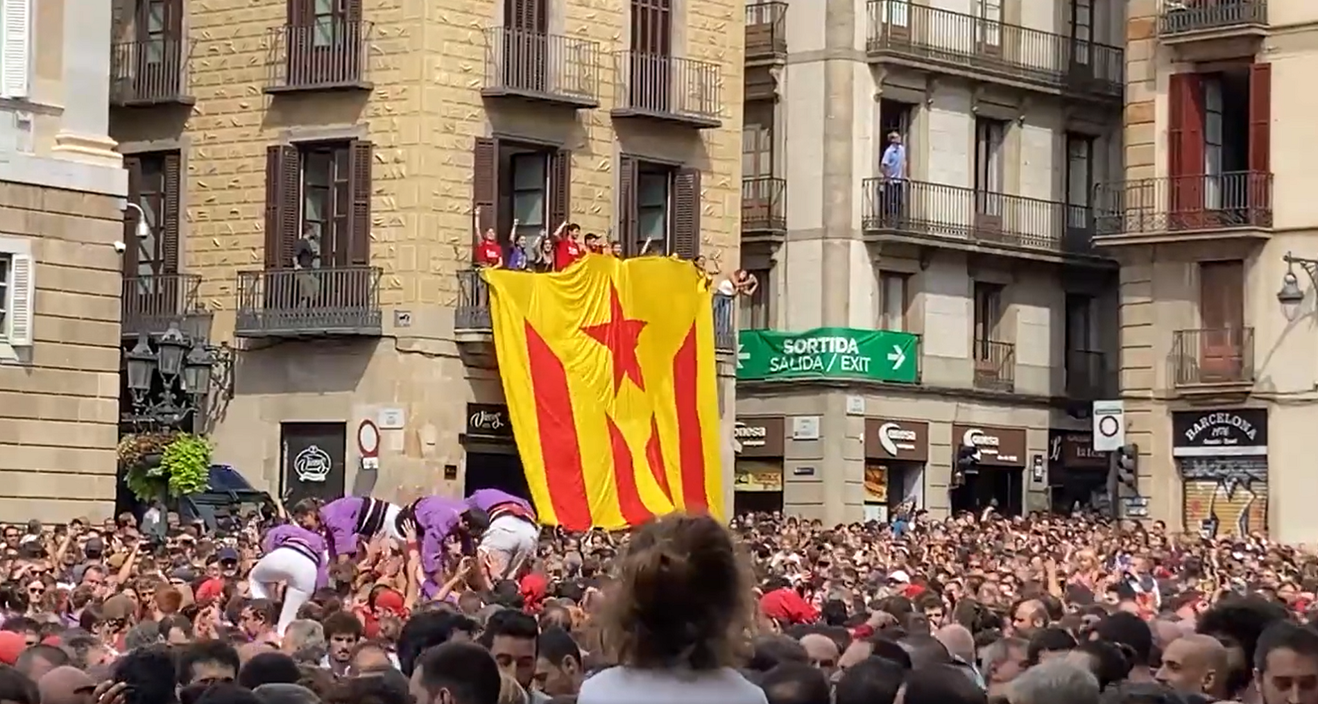 Gritos de independencia y una estelada gigante en la diada castellera de la Mercè