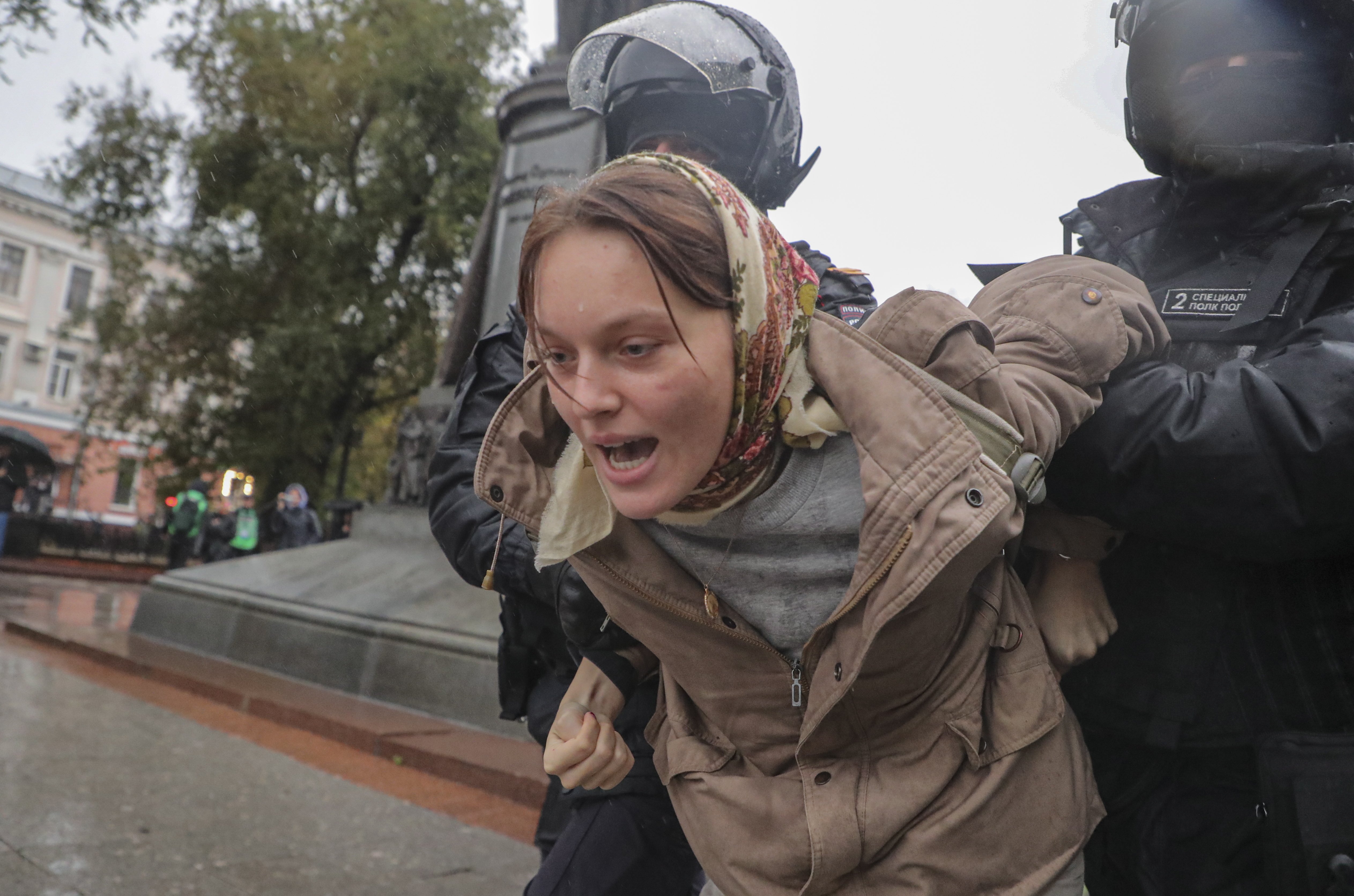 Al menos 689 detenidos más en Rusia y escenas de histeria por la movilización militar de Putin