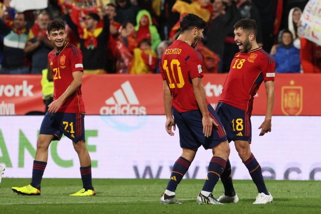 Marco Asensioy Jordi Alba con laselección española / Foto: EFE