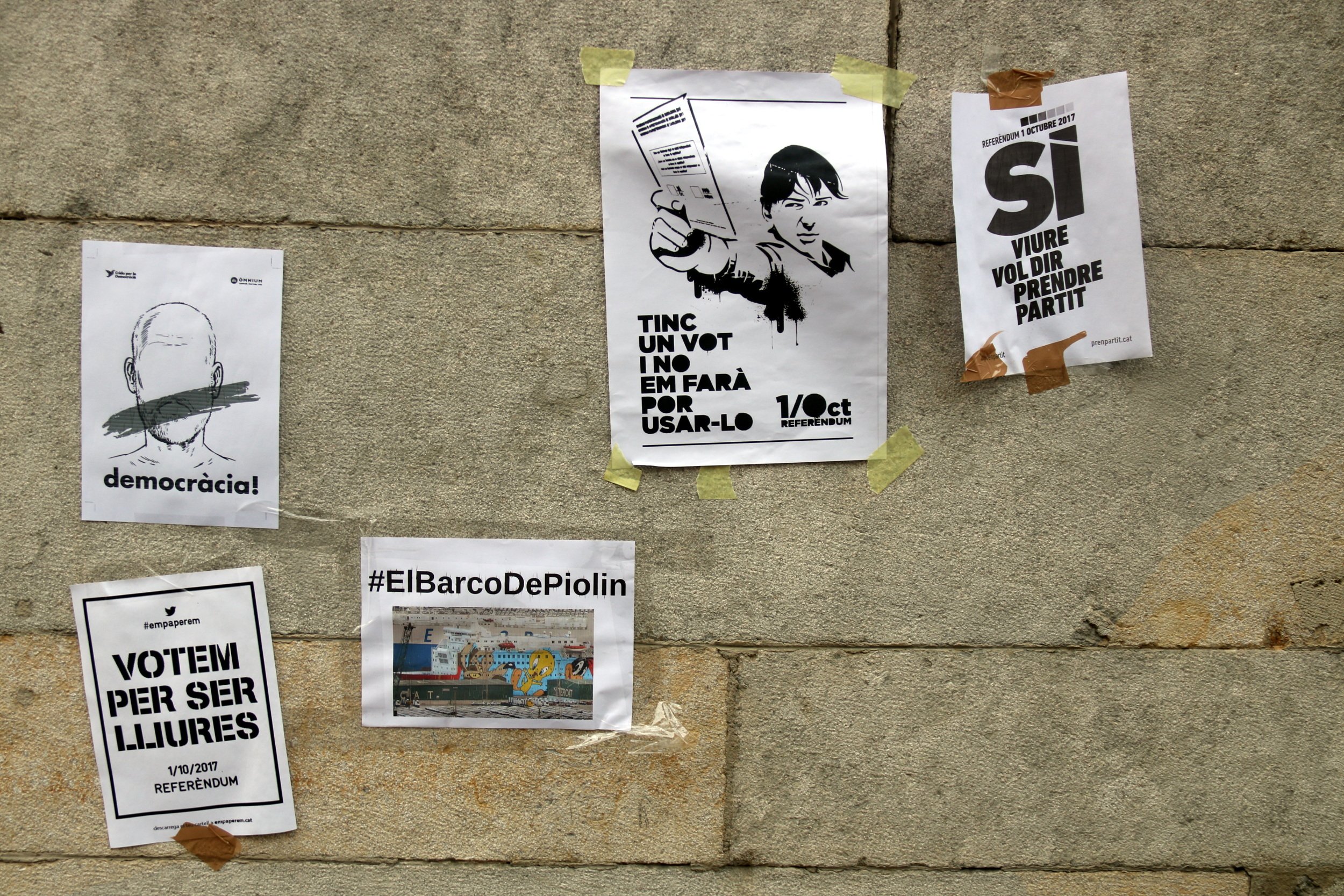 Arxiven les primeres denúncies per enganxar cartells de l'1-O