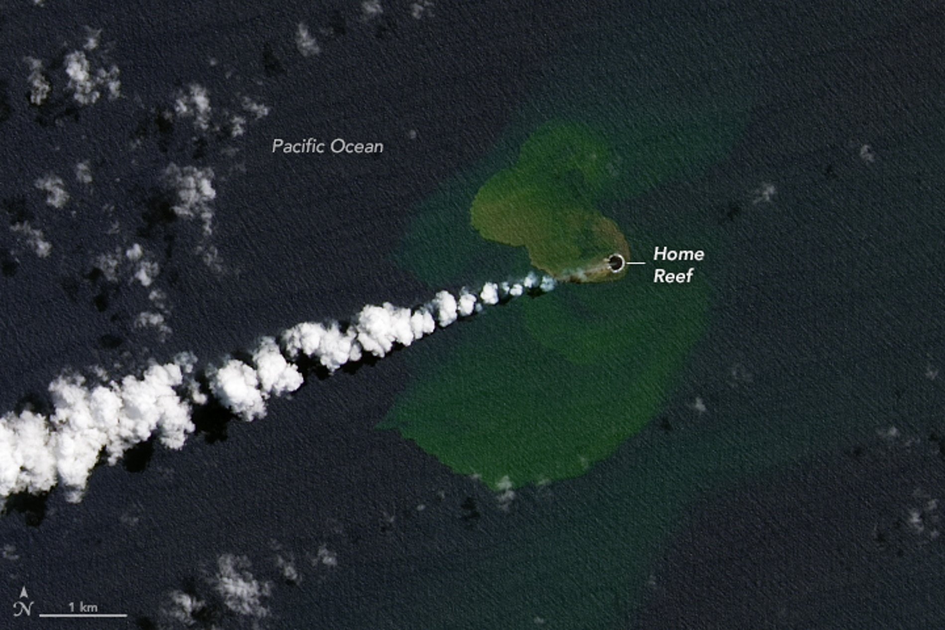 Nace una isla en el océano Pacífico tan grande como medio estadio de fútbol