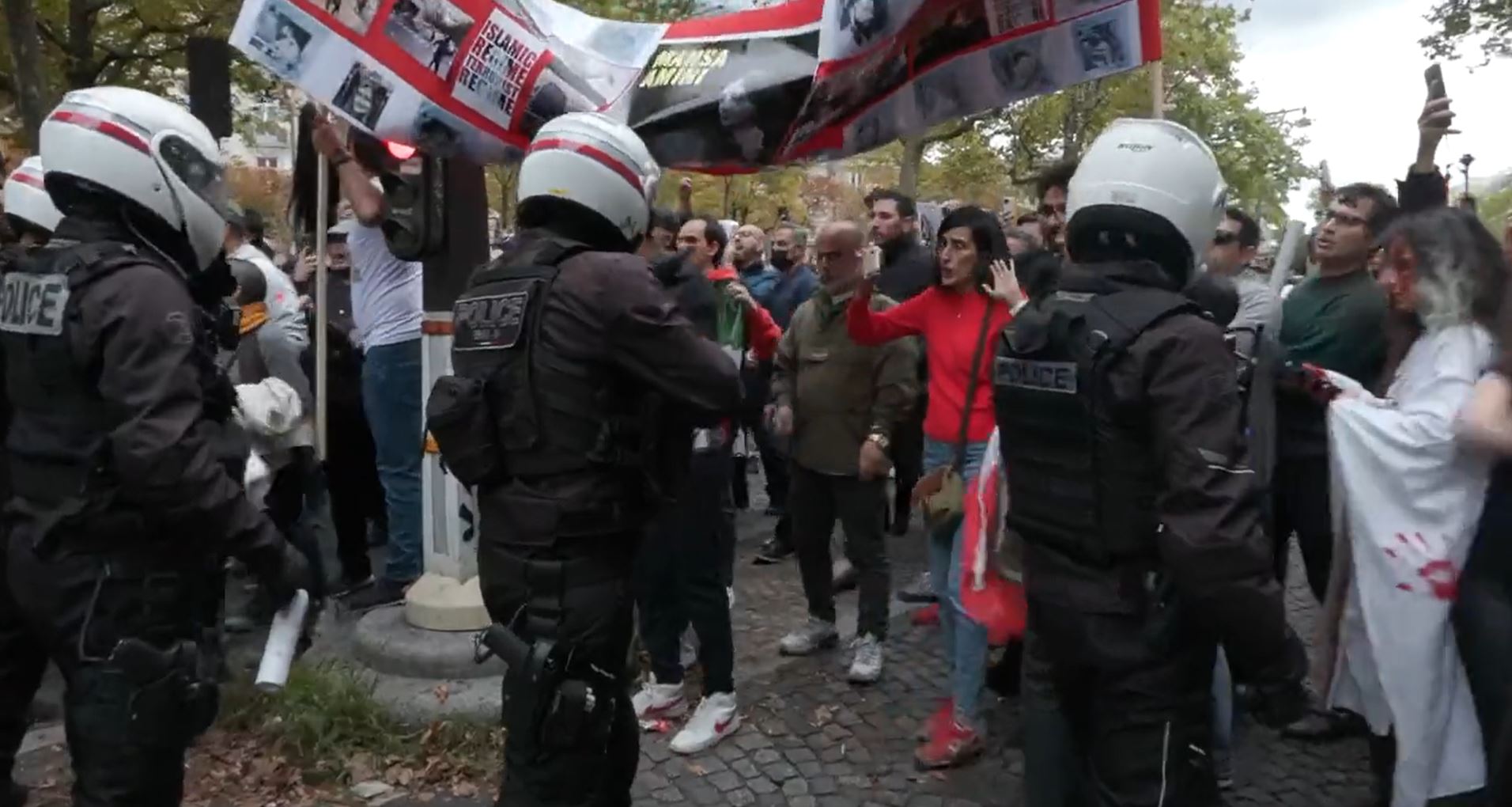 Forta tensió a Londres i a París davant les ambaixades de l'Iran