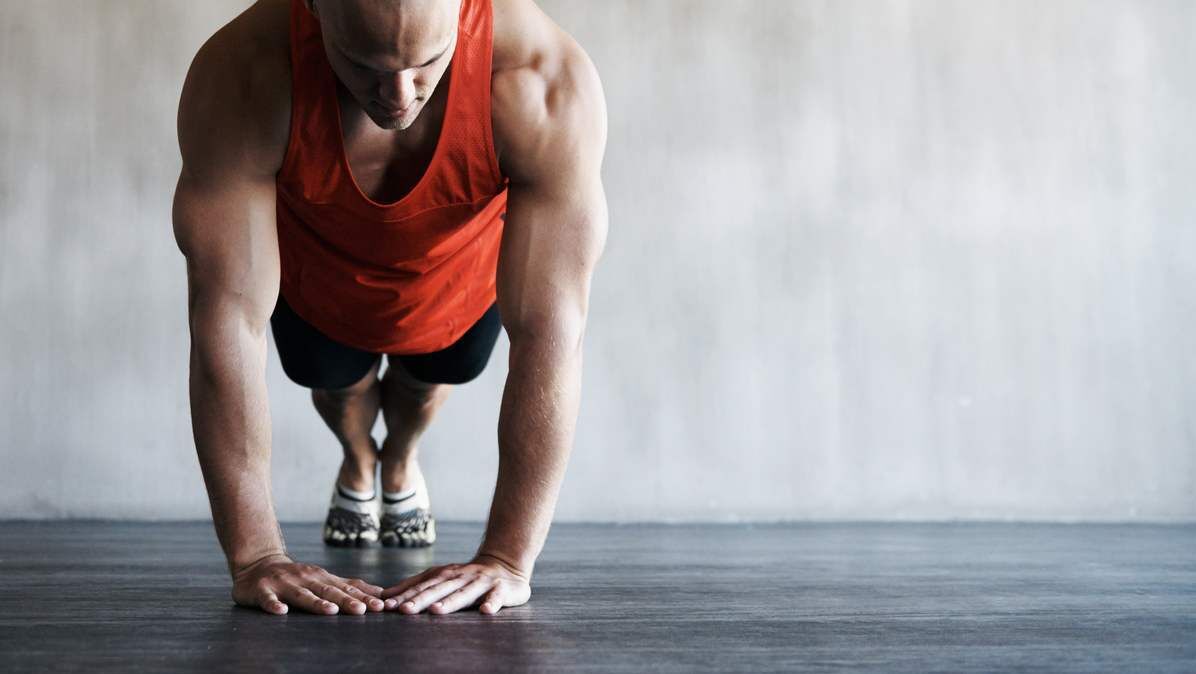 ¿Haces flexiones? Te proponemos estas 3 variaciones para complementar tu rutina
