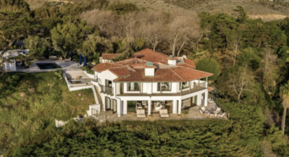 En California, un joven millonario dejó la mansión de su padre para construir una casa con sacos de tierra