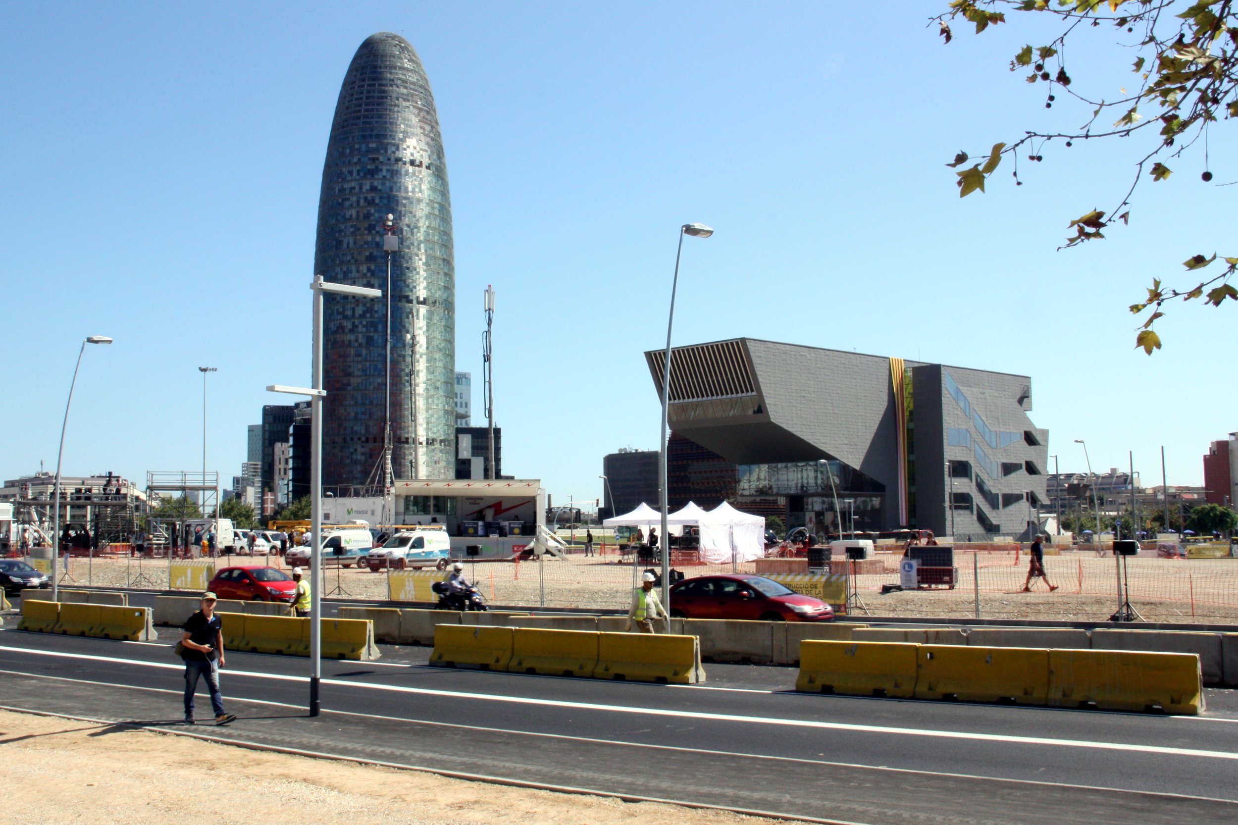 Facebook s'instal·la a la torre Agbar per combatre les 'fake news'