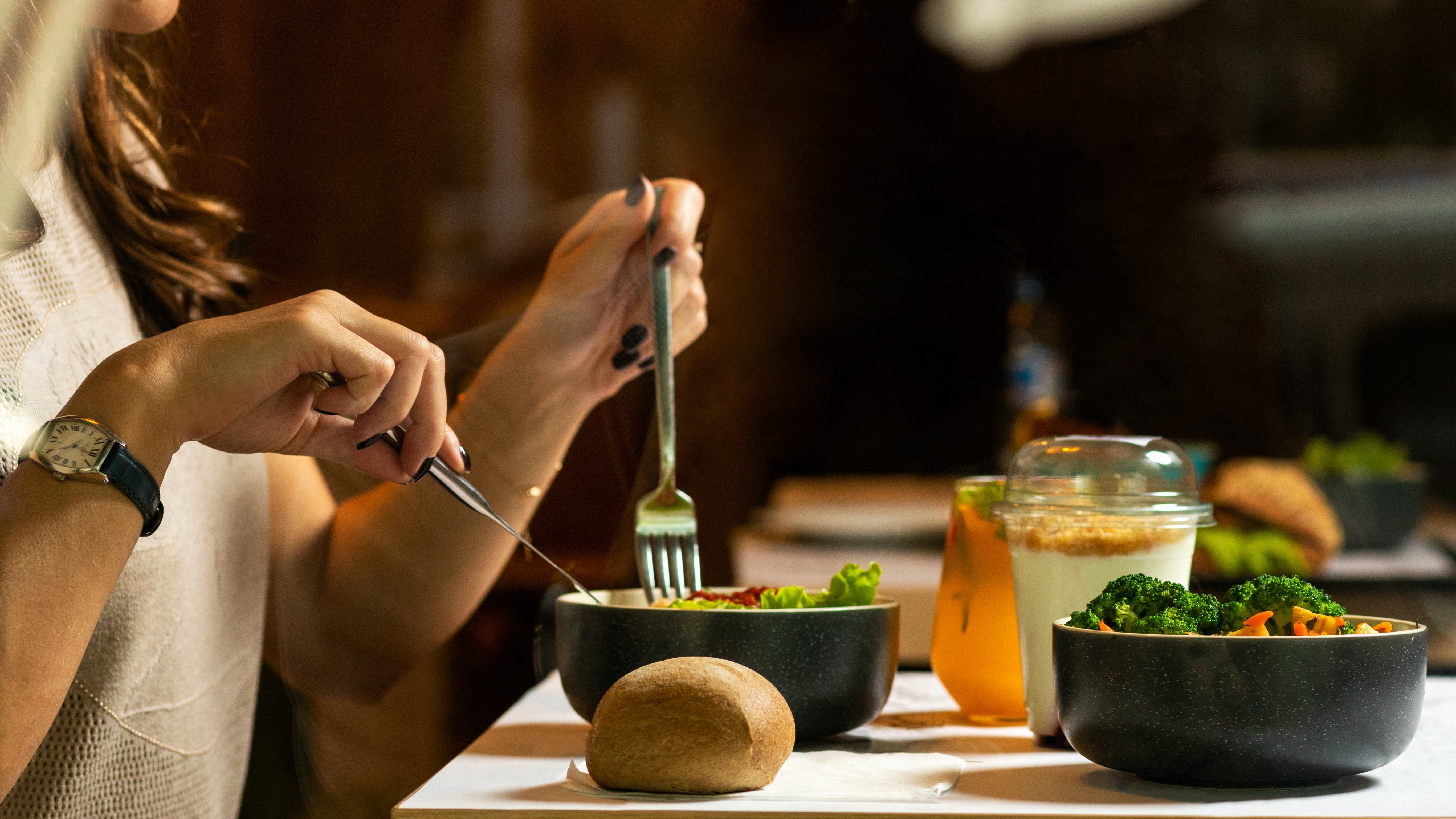 Mujer comiendo / Unsplash