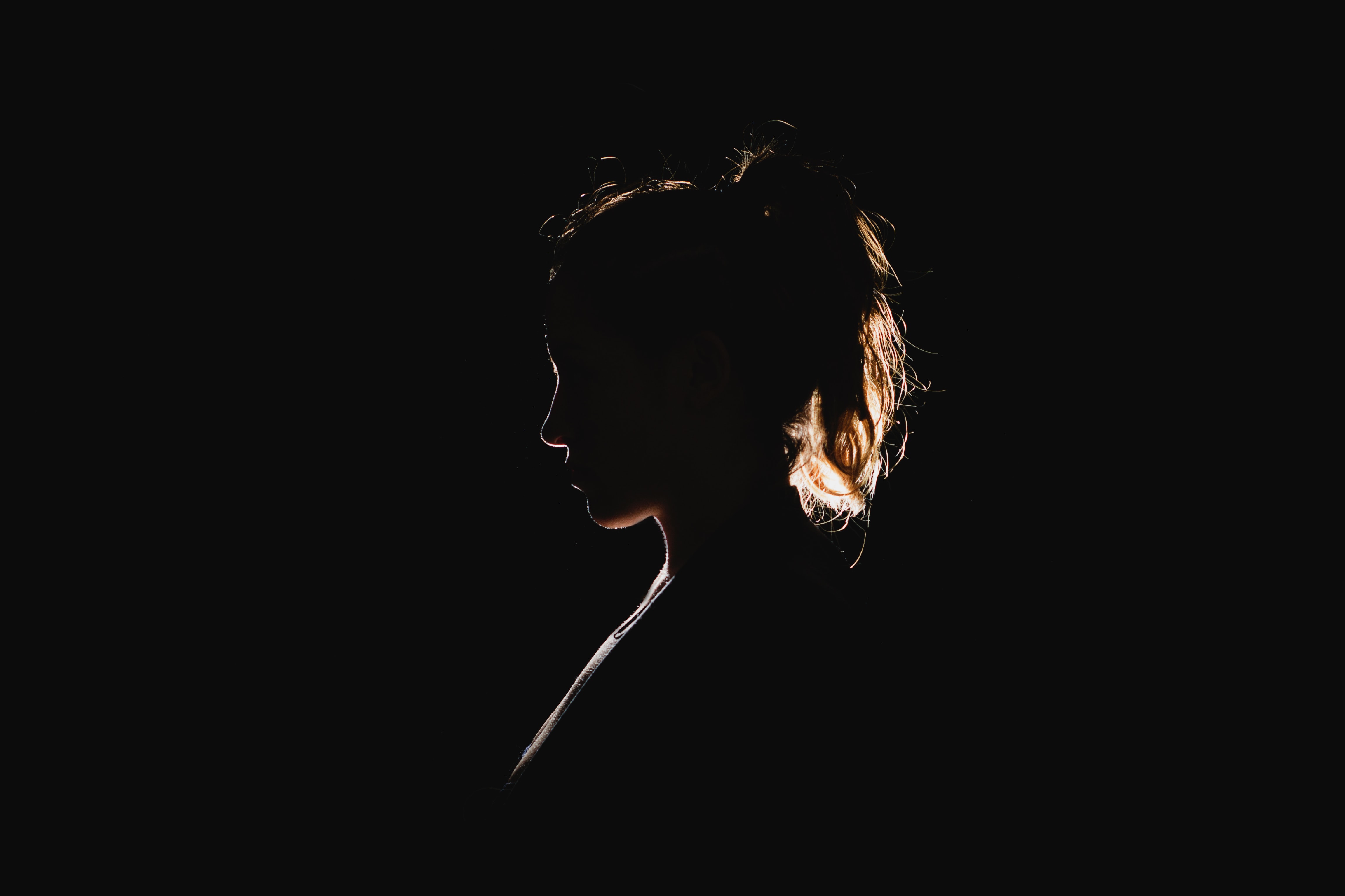 Perfil de mujer con luz escasa / Unsplash