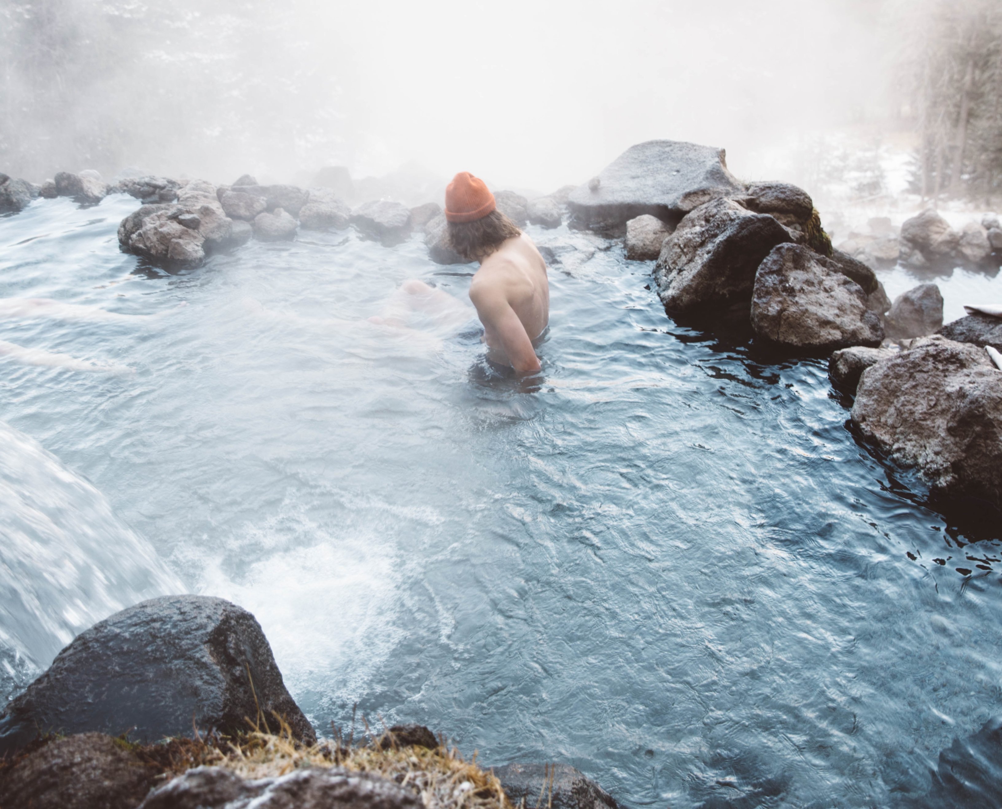 Un hombre se baña en aguas termales / Unsplash Un hombre se baña en aguas termales / Unsplash