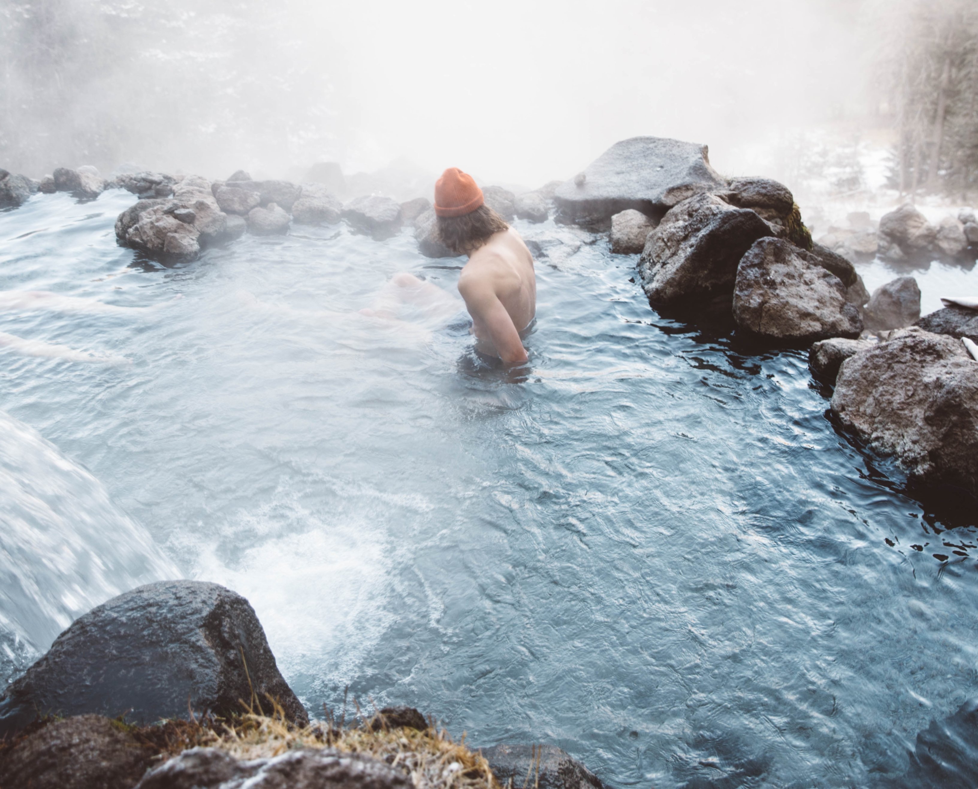 Un hombre se baña en aguas termales / Unsplash