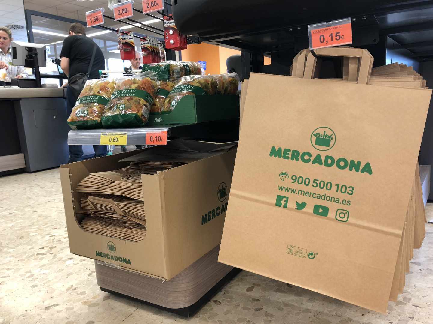 Mercadona quiere reducir en un 25% el volumen de plástico que usa