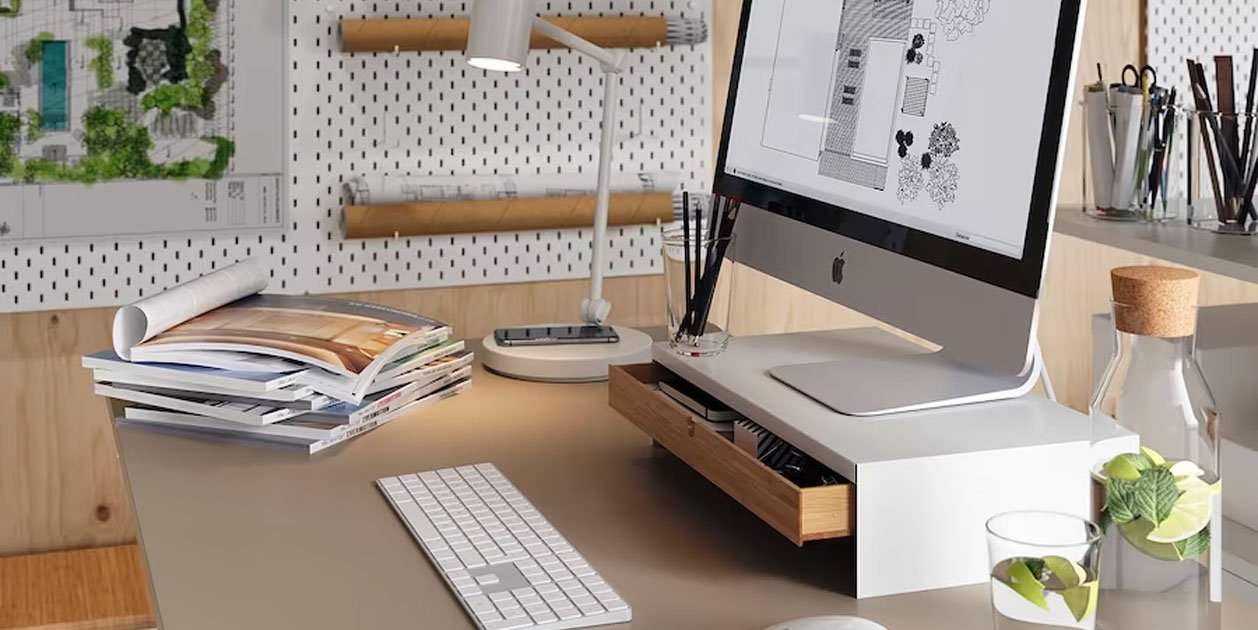 Ikea tiene una base para monitor que mejora la posición de trabajo, ya es el más vendido