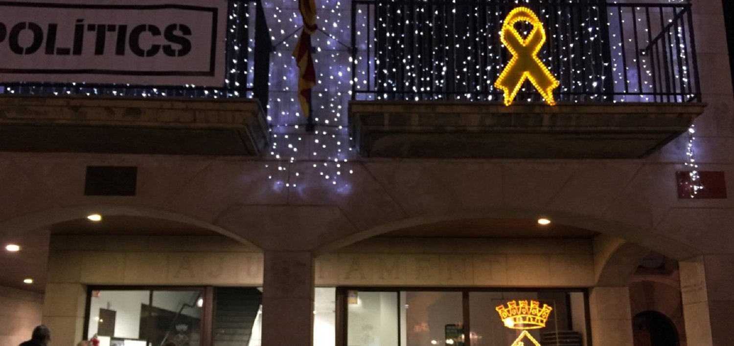 La Guàrdia Civil investiga l'Ajuntament de Calella per uns llaços grocs de Nadal