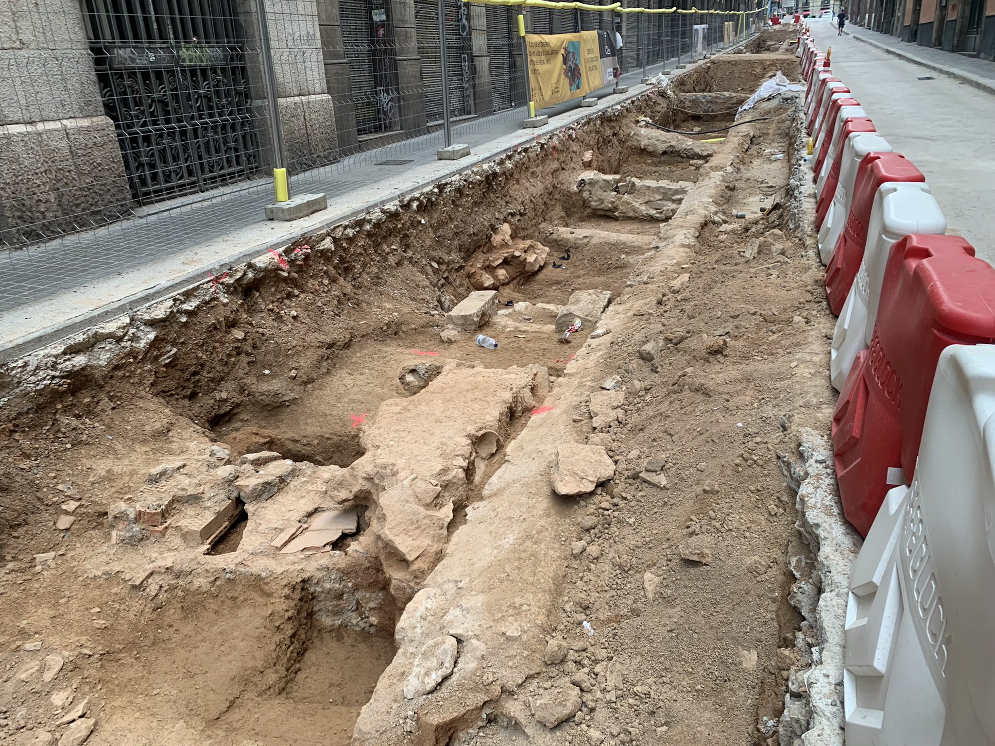 Afloran nuevos restos arqueológicos en el centro de Barcelona, ahora en la calle Jonqueres