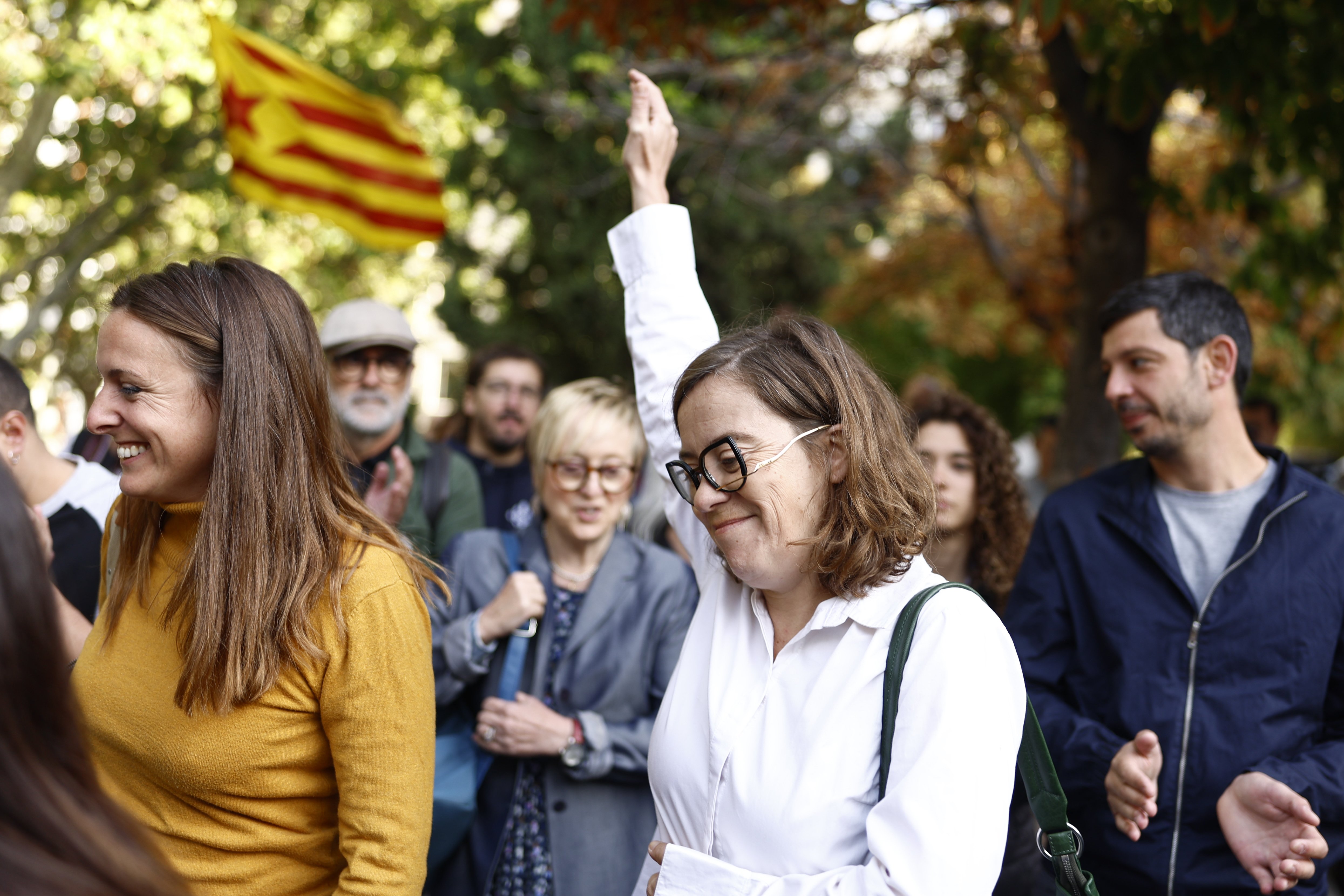 El independentismo abraza a Eulàlia Reguant en las puertas del Tribunal Supremo