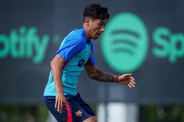 Roman Vega entrenando primer equipo Barça / Foto: @FCBarcelonaB