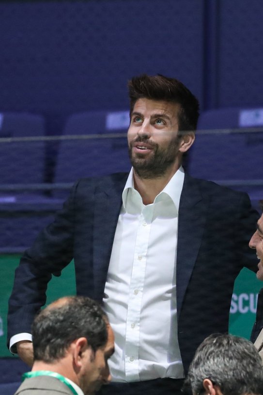 Gerard Piqué mira al cielo GTRES