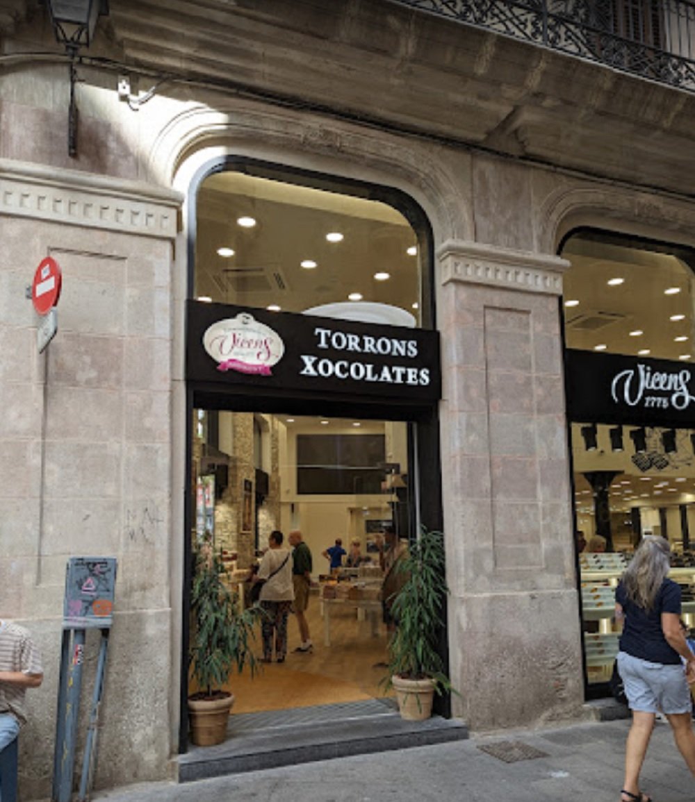 La tienda de Torrons Vicens de la Rambla, precintada por no tener licencia