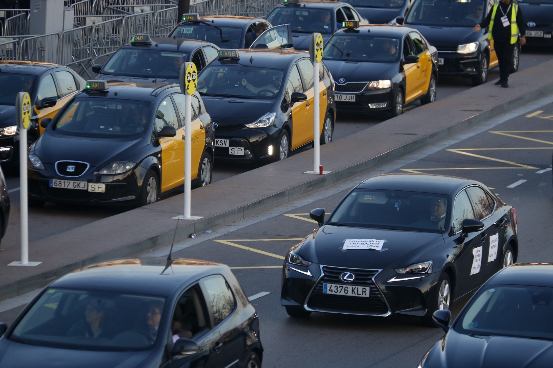 El sector VTC mantiene la voluntad de seguir operando en Barcelona a pesar del nuevo decreto ley
