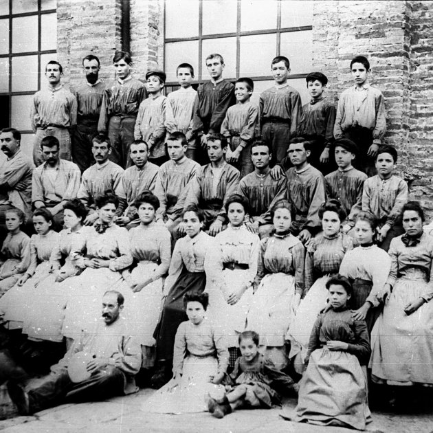 Obreros de casa Jeroni (1899). Hay que destacar la presencia de chicos y chicas muy jóvenes como trabajadores. Fuente: Arxiu Tobella
