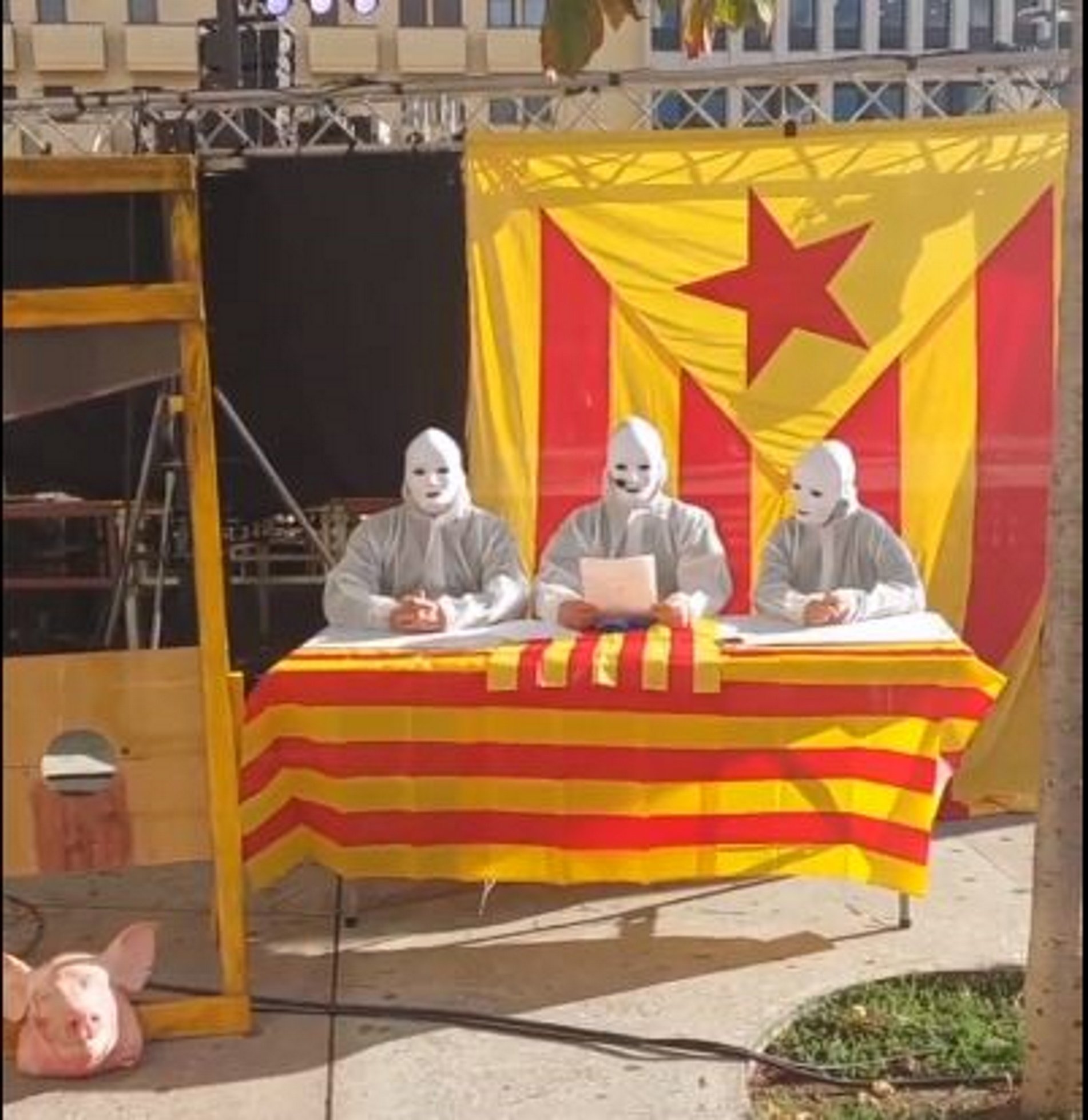 Rueda de prensa de encapuchados, en la previa de la 'liberación' de Girona el 1-O