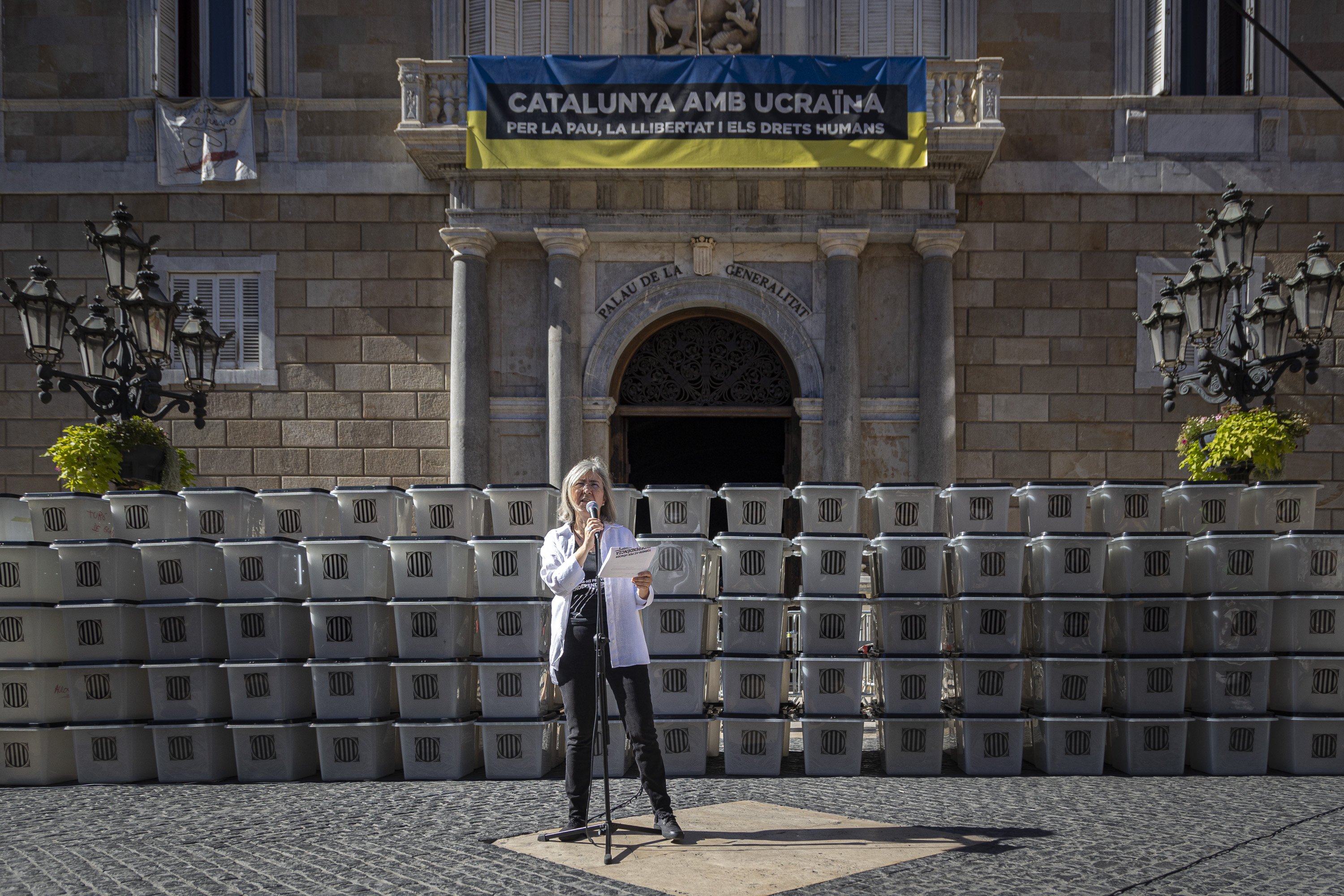 La ANC reivindica el 1 de Octubre con un muro de urnas ante la Generalitat: "Instituciones distanciadas"