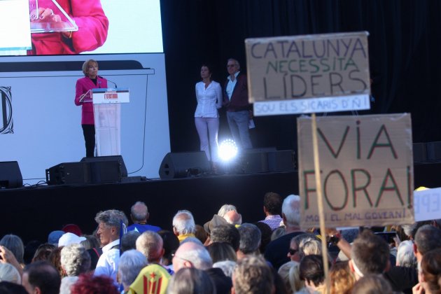 1 octubre arco triunfo carme forcadell quinto aniversario|cumpleaños ambiente / Foto: Eva Parey