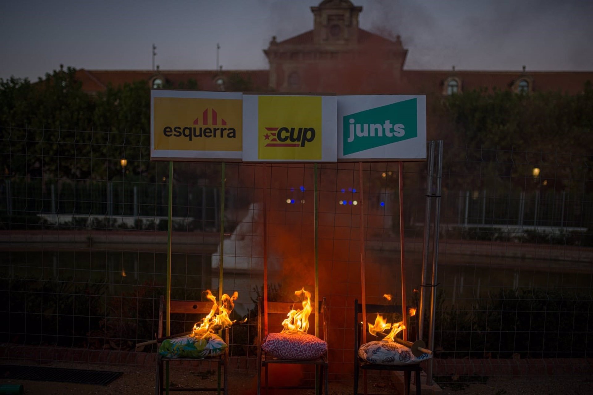 Cremen cadires dedicades a ERC, la CUP i Junts a les portes del Parlament