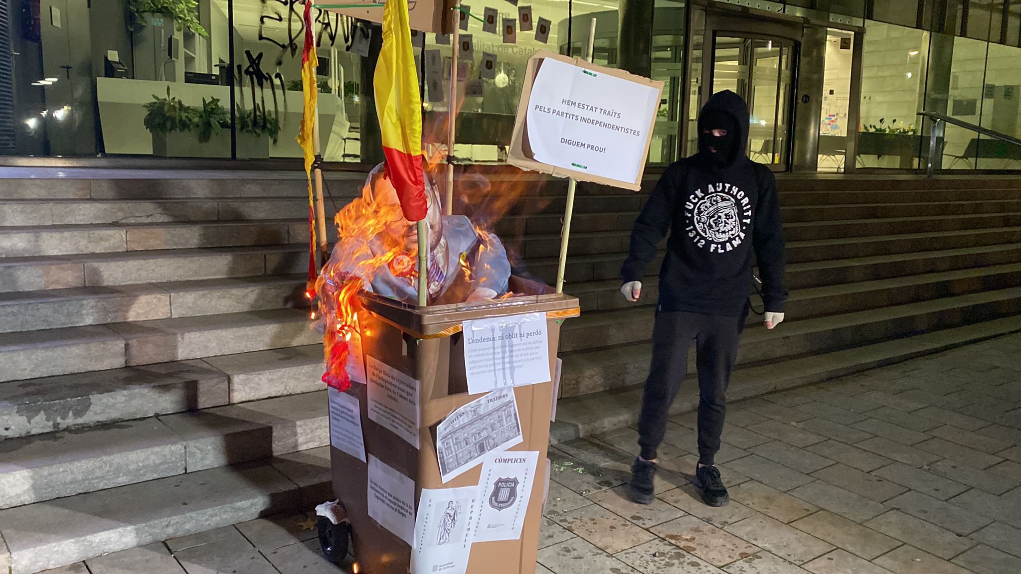 Los CDR queman un muñeco de Pere Aragonès y una bandera española en la manifestación del 1-O en Girona