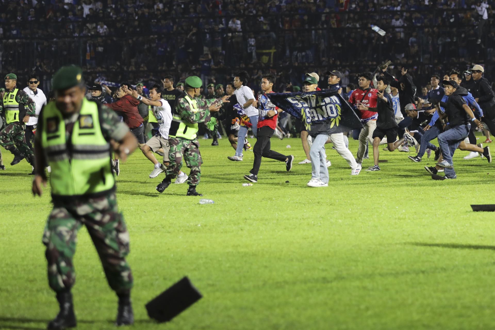 Al menos 174 muertos en Indonesia durante una batalla campal en un partido de fútbol