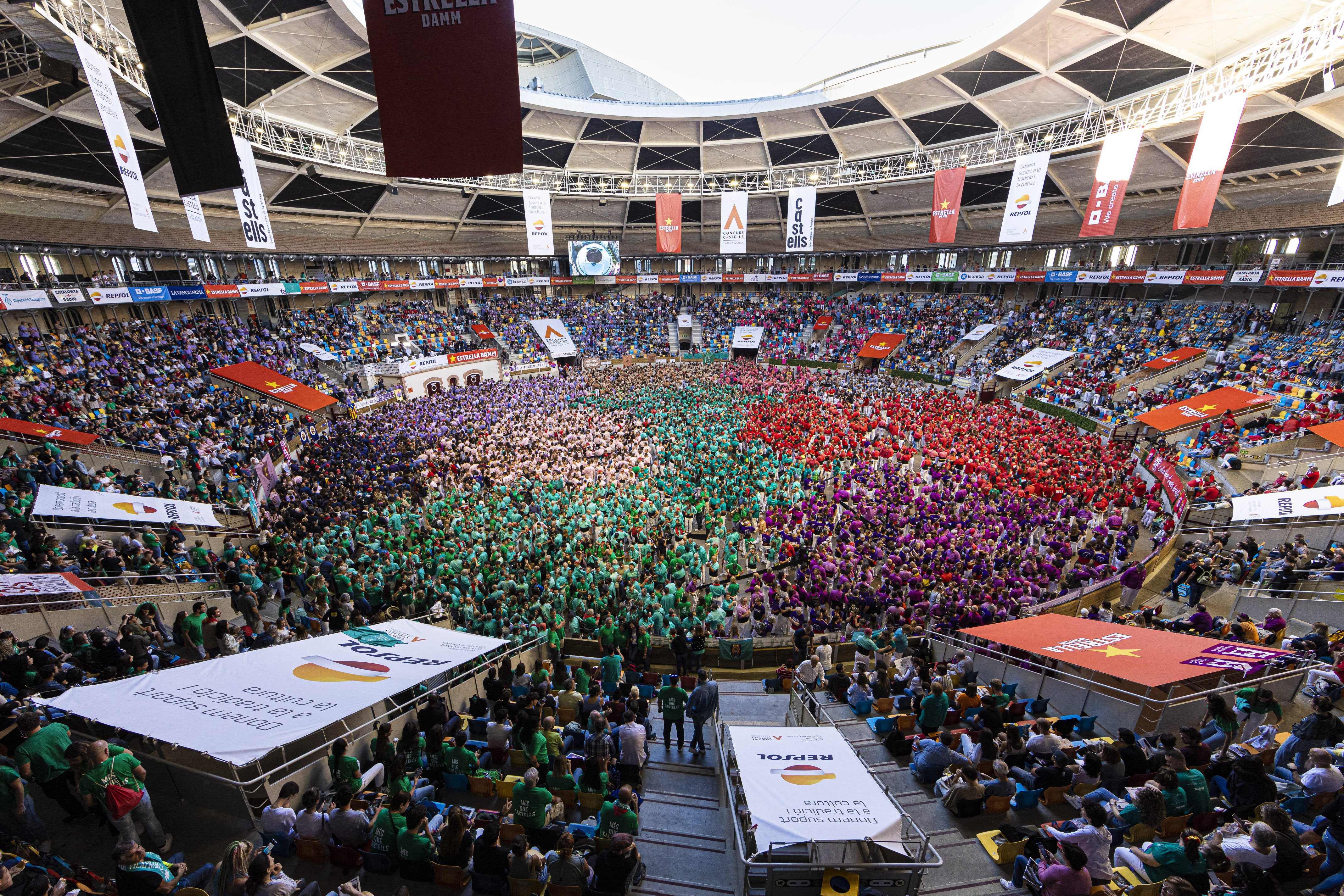 Crits d'independència a l'inici del Concurs de Castells 2022 al Tarraco Arena Plaça