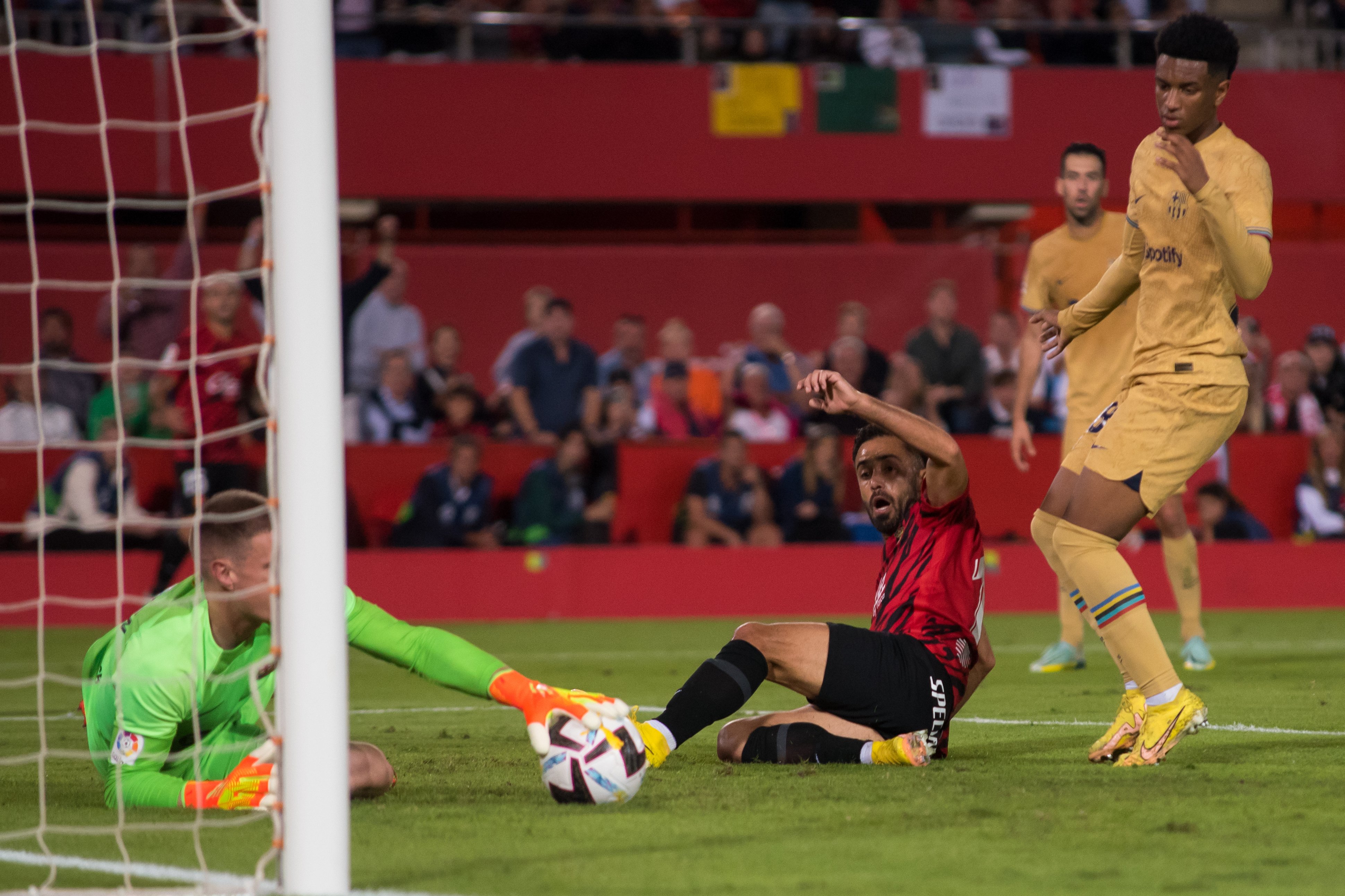 Ter Stegen té 8 mesos per decidir si autoritza que negociïn amb el Barça