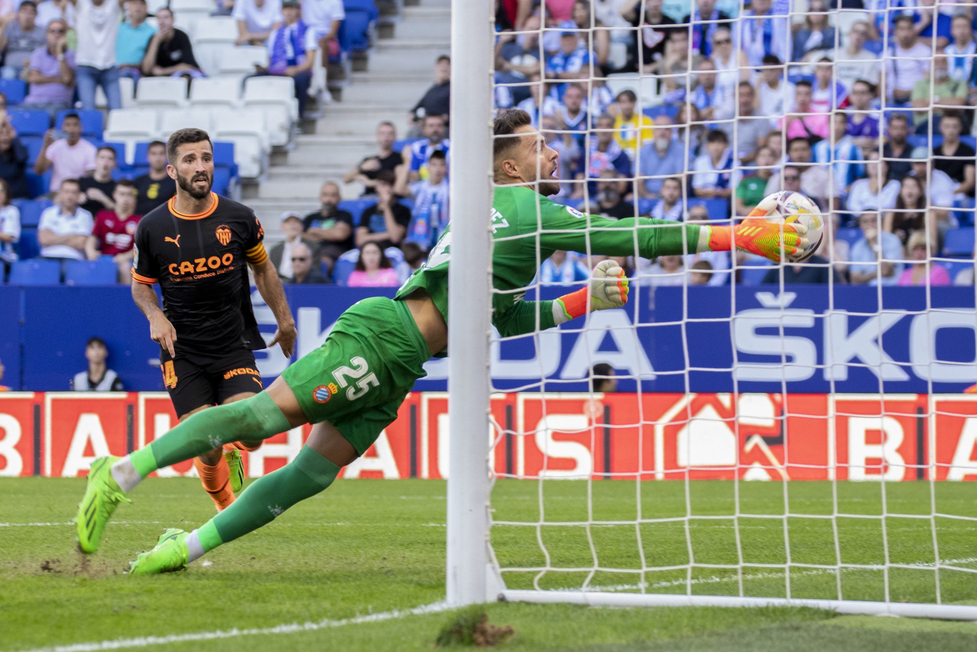 El Espanyol pierde dos puntos ante el Valencia por un error cómico (2-2)
