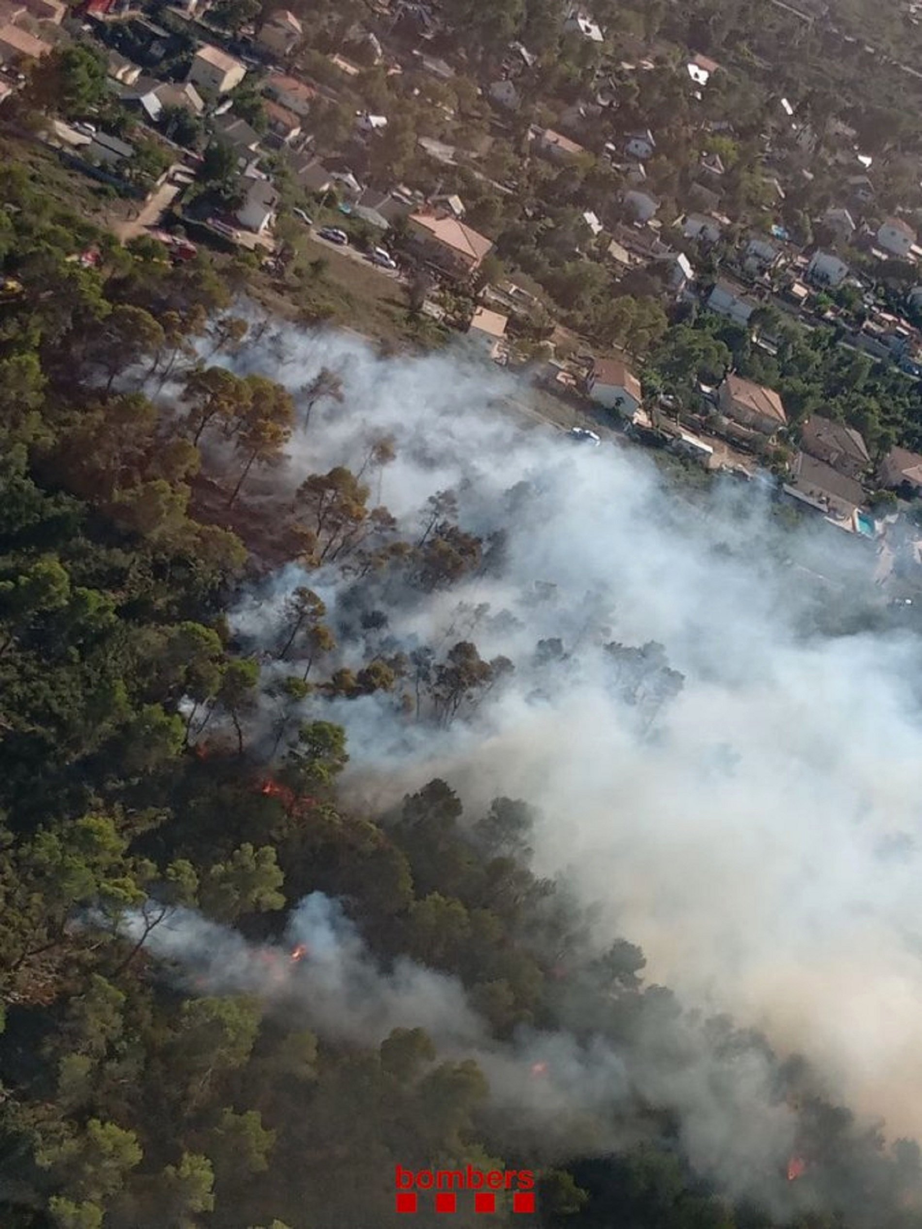 Un incendio forestal en la Torre de Claramunt obliga a confinar una urbanización