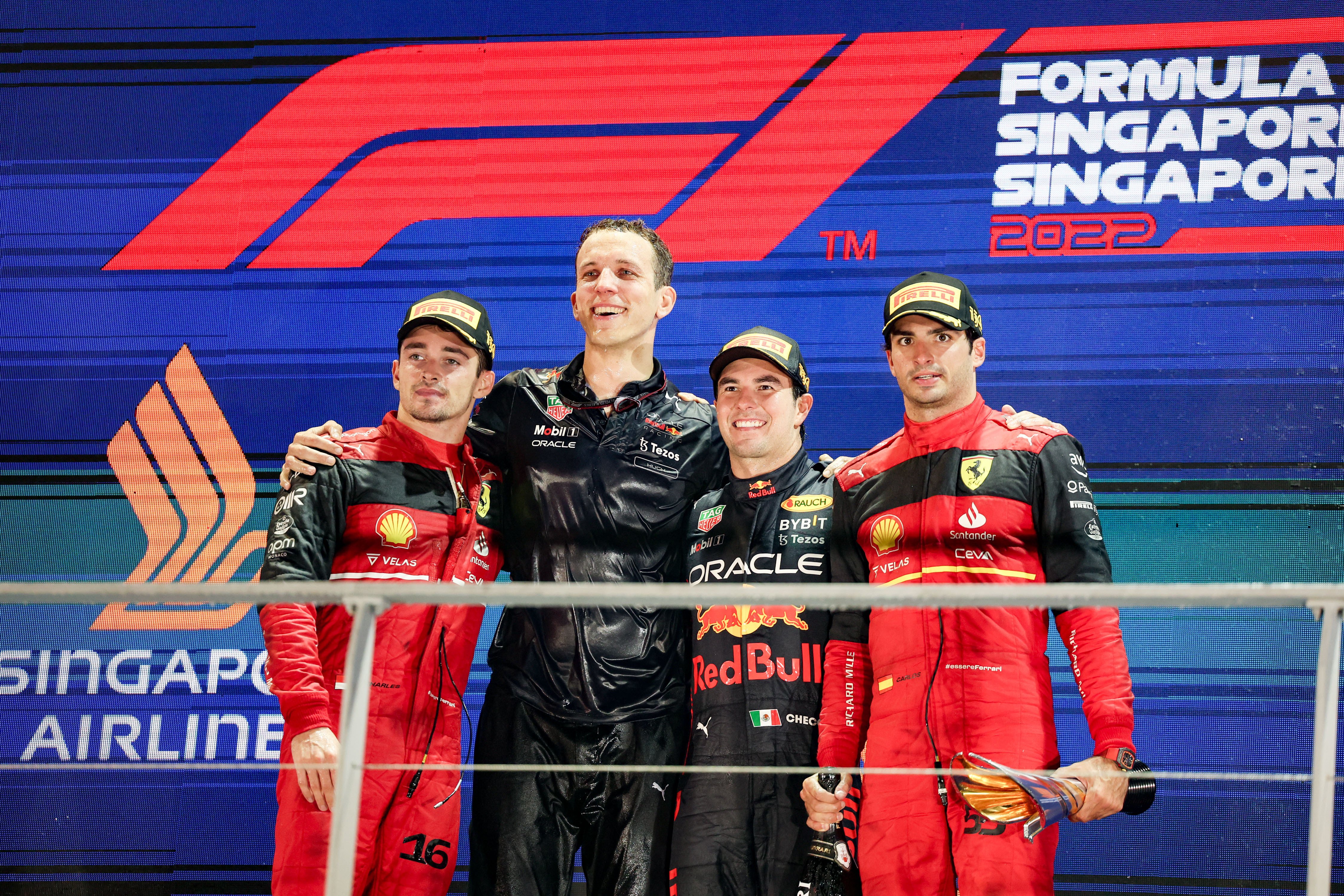 Checo Pérez s'emporta un GP de Singapur accidentat i Carlos Sainz torna al podi