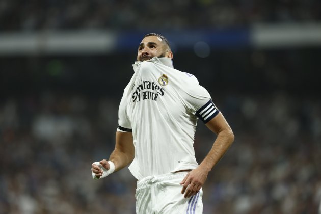 Benzema lamentando ocasion muerde camiseta Real Madrid / Foto: EFE