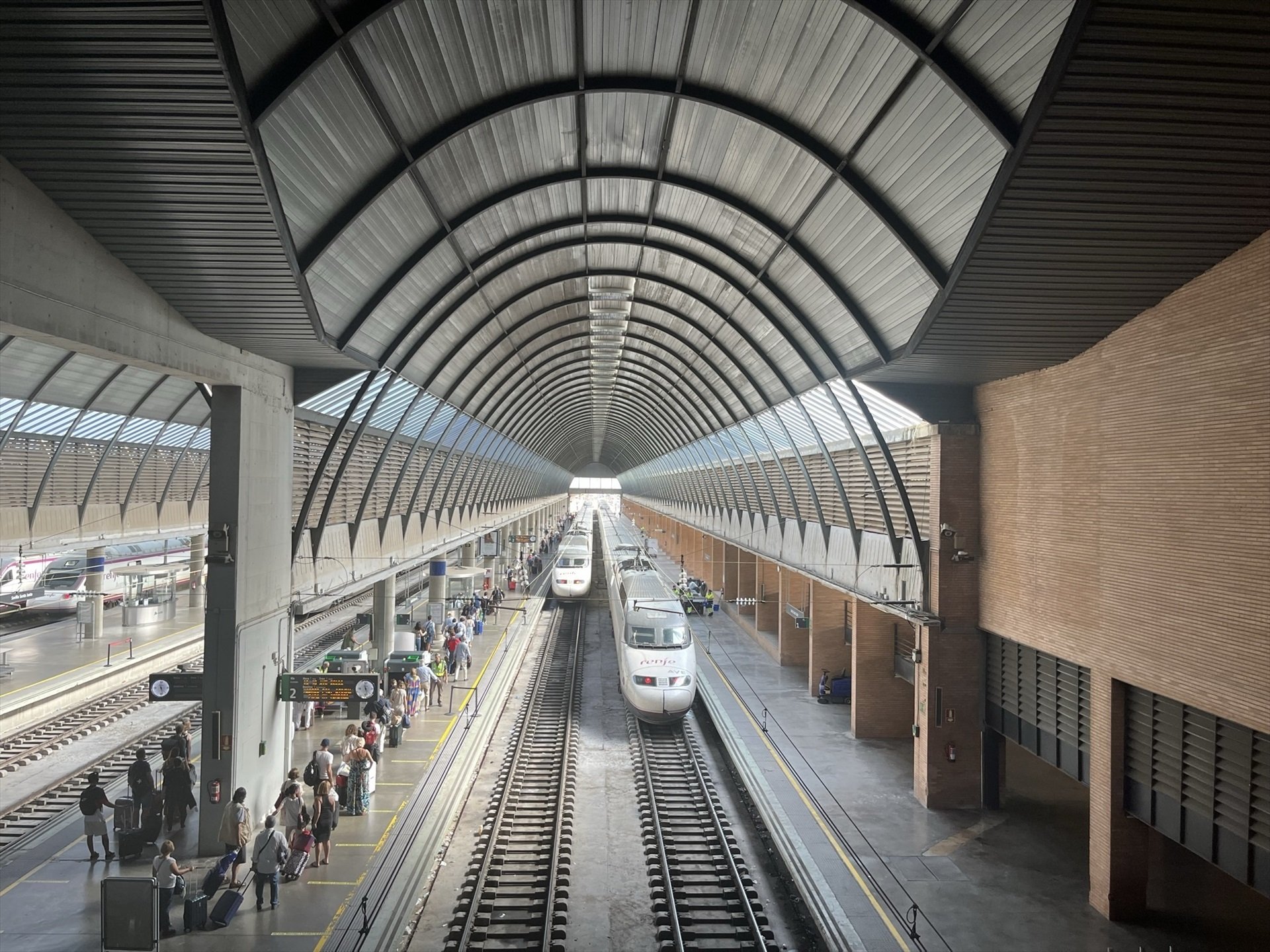 Renfe pone a la venta los billetes de más de 60 servicios de AVE para viajar el año que viene