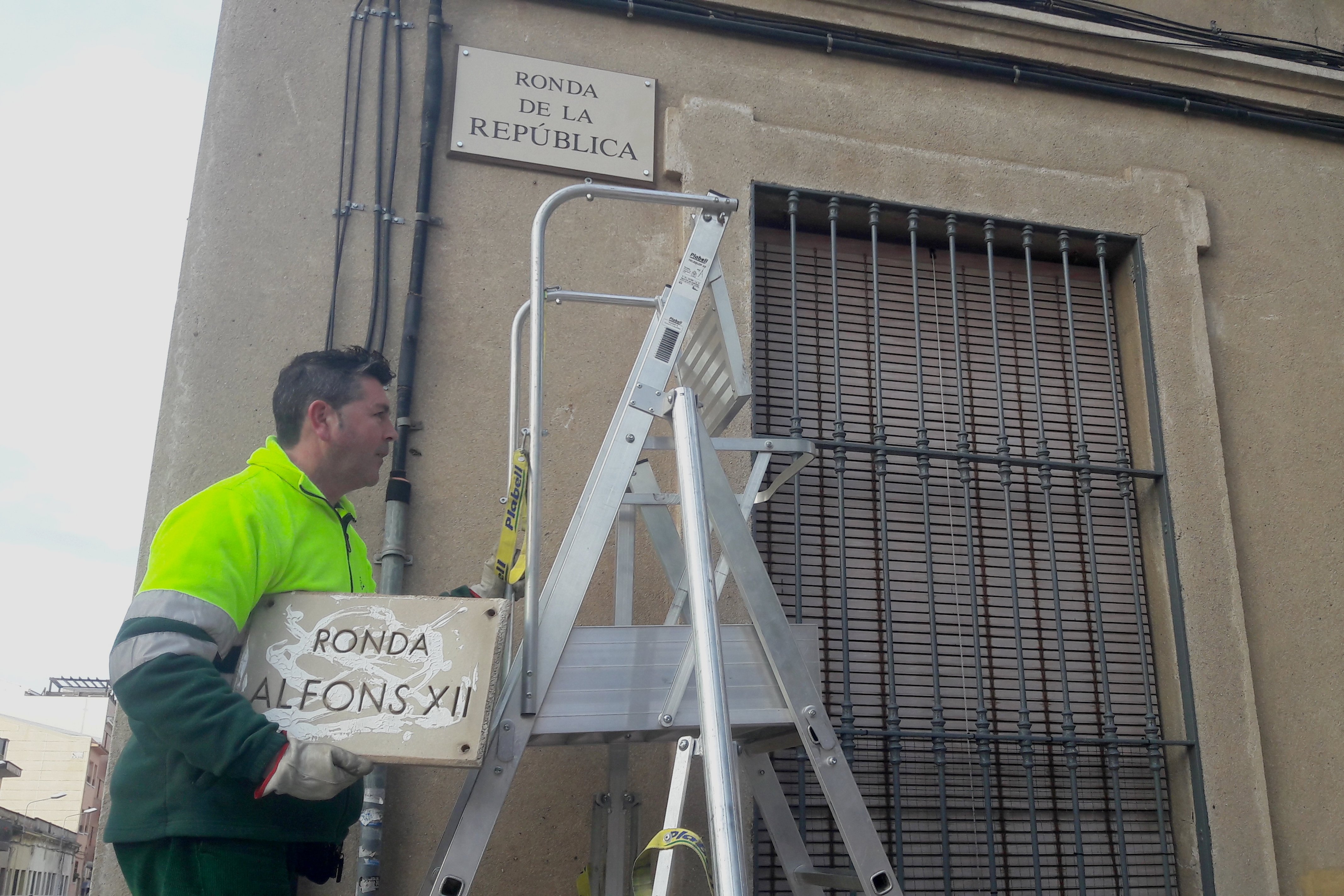 Mataró canvia Alfons XII per la República