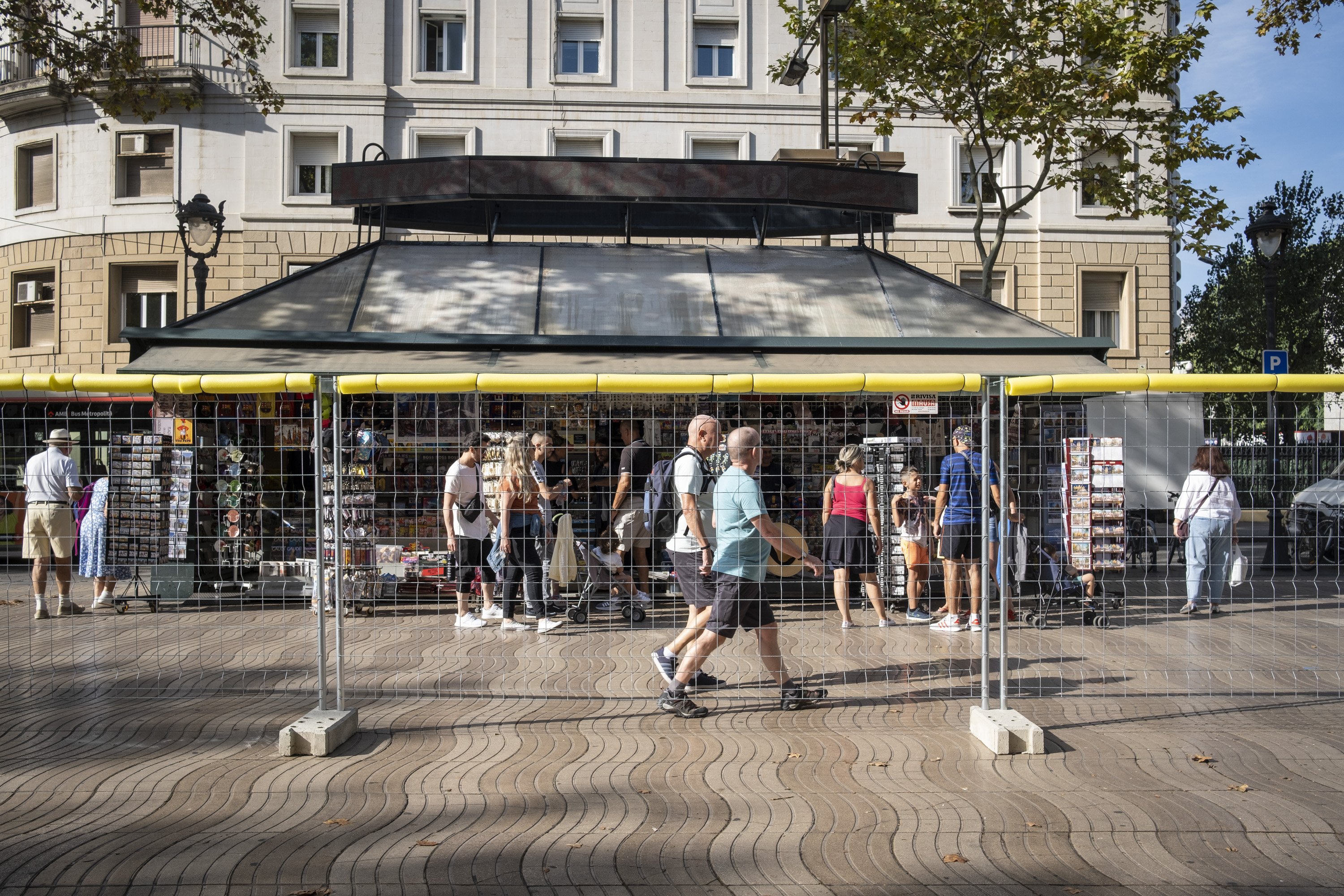 Vecinos y comerciantes reclaman acortar los plazos de la reforma de la Rambla de Barcelona